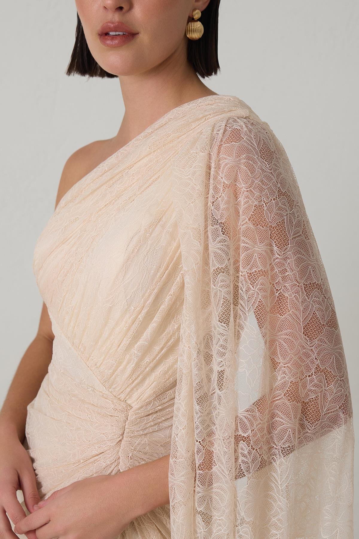 Bej Tek Kol Dantel Ve Drape Detaylı Abiye Elbise Kadın Kategorisiz modelleri