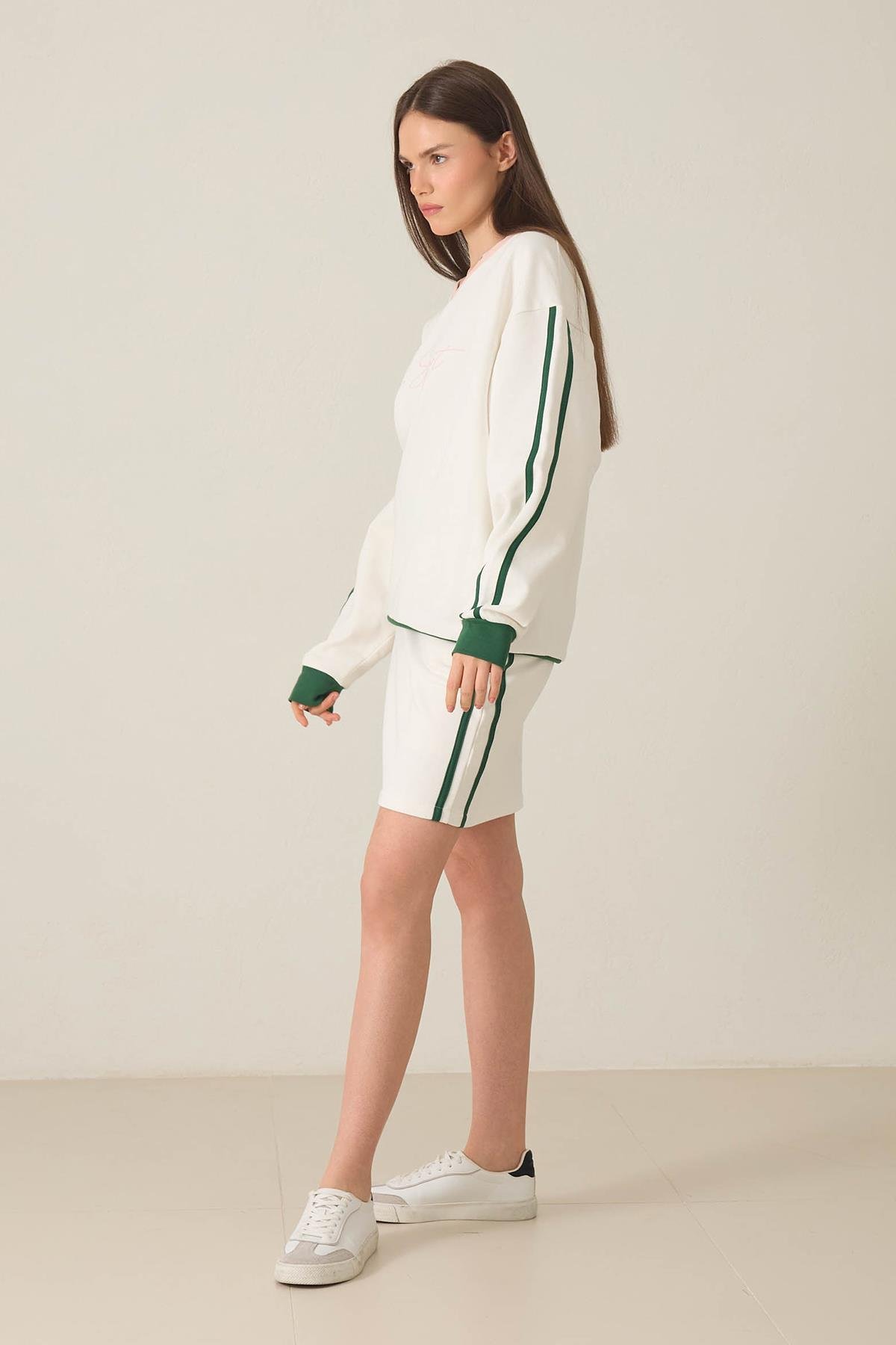 Ekru %100 Pamuklu V Yaka Şerit Ve Baskı Detaylı Sweatshirt Kadın Sweatshirt modelleri
