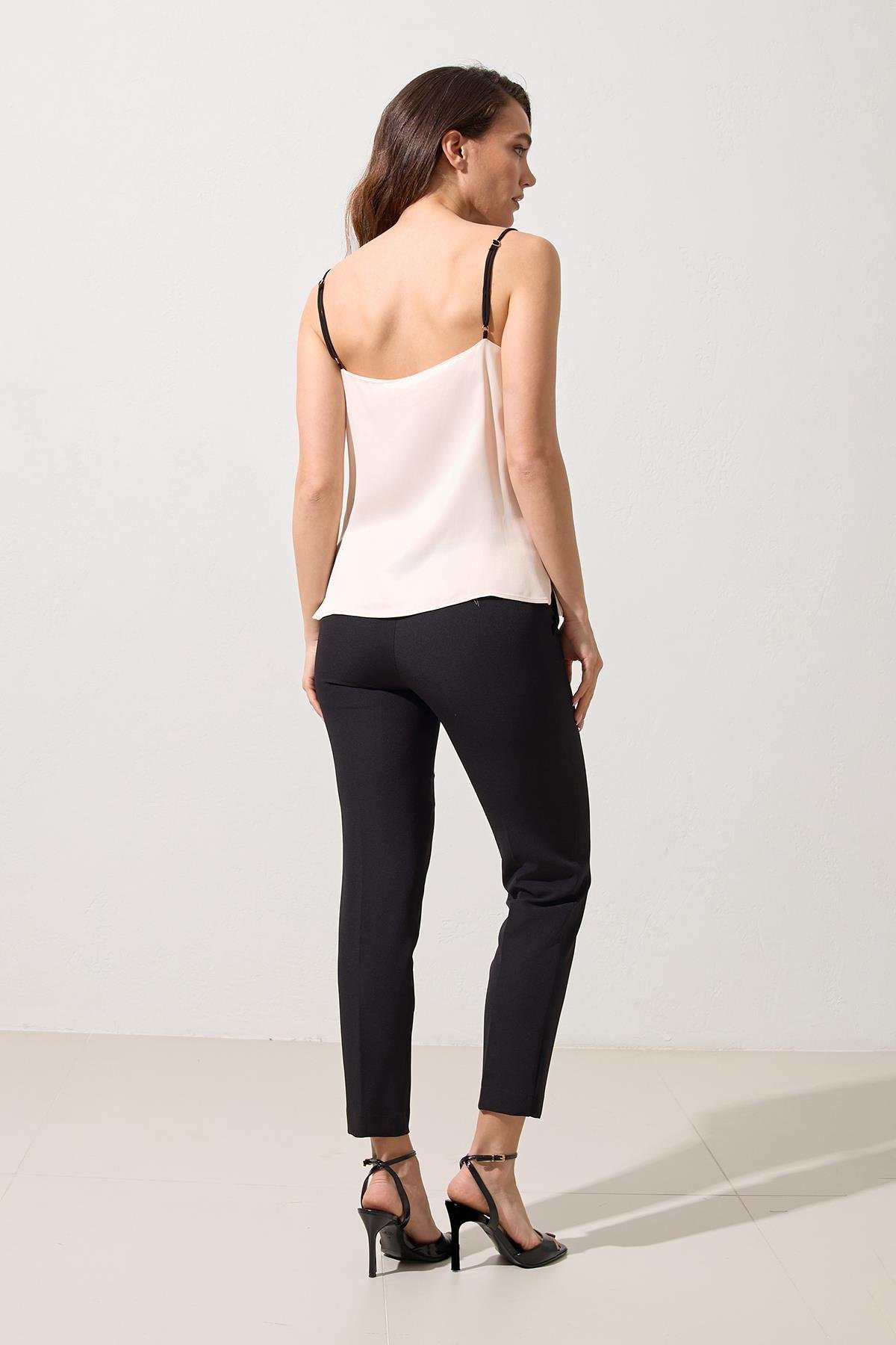 Ekru İnce Askılı Yakada Dantel Detaylı Bluz Kadın Blouse modelleri