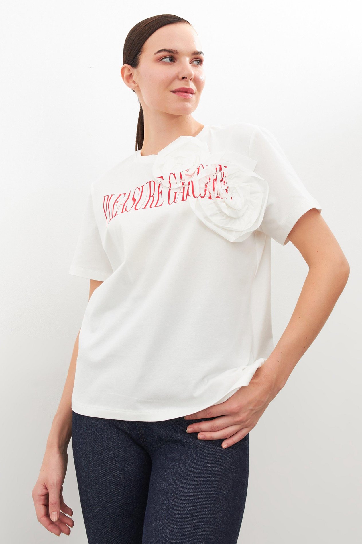 Ekru-Kırmızı Gül Ve Baskı Detaylı T-Shirt Kadın T-Shirt modelleri
