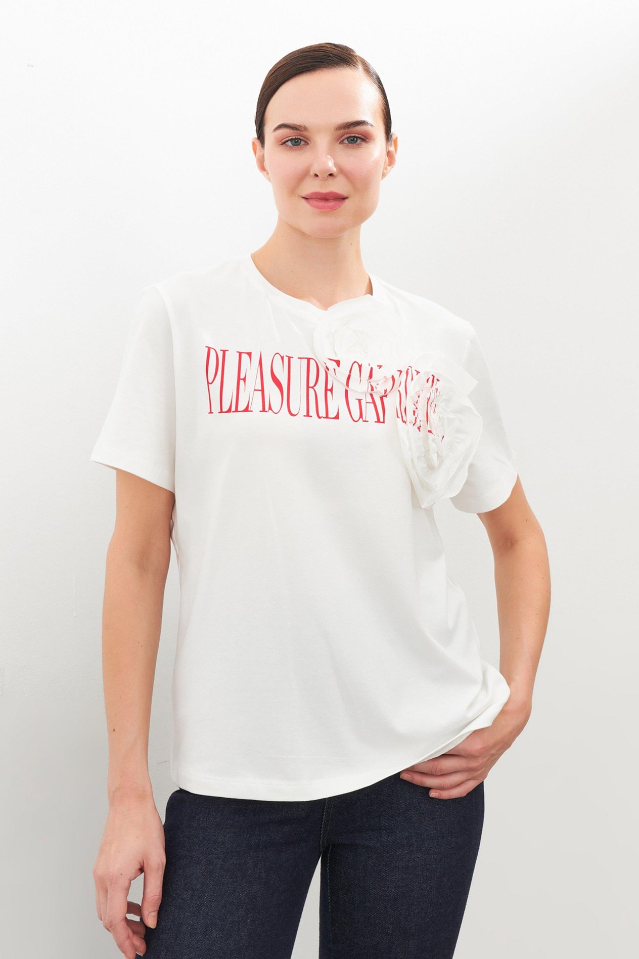 Ekru-Kırmızı Gül Ve Baskı Detaylı T-Shirt Kadın T-Shirt modelleri