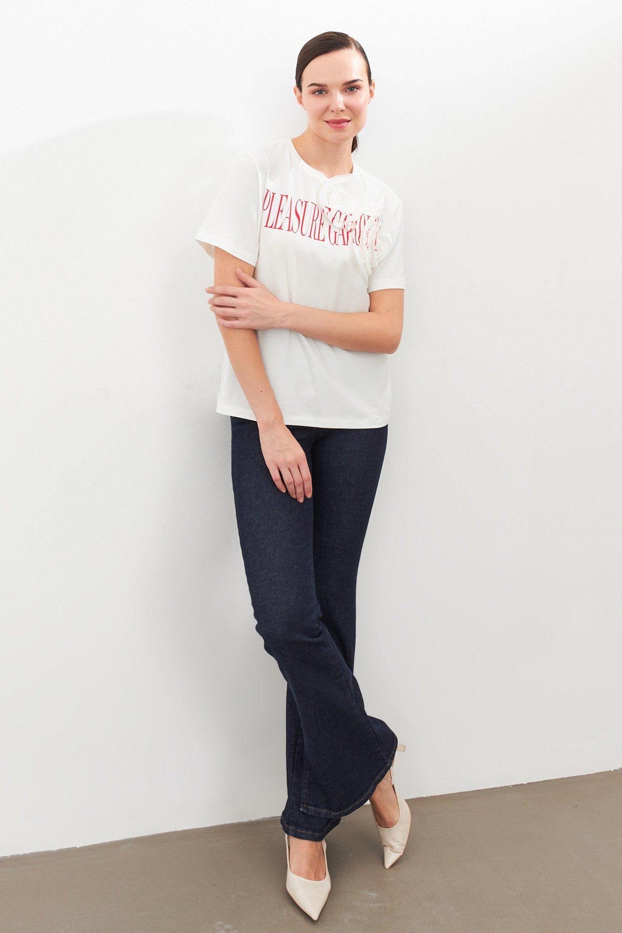Ekru-Kırmızı Gül Ve Baskı Detaylı T-Shirt Kadın T-Shirt modelleri