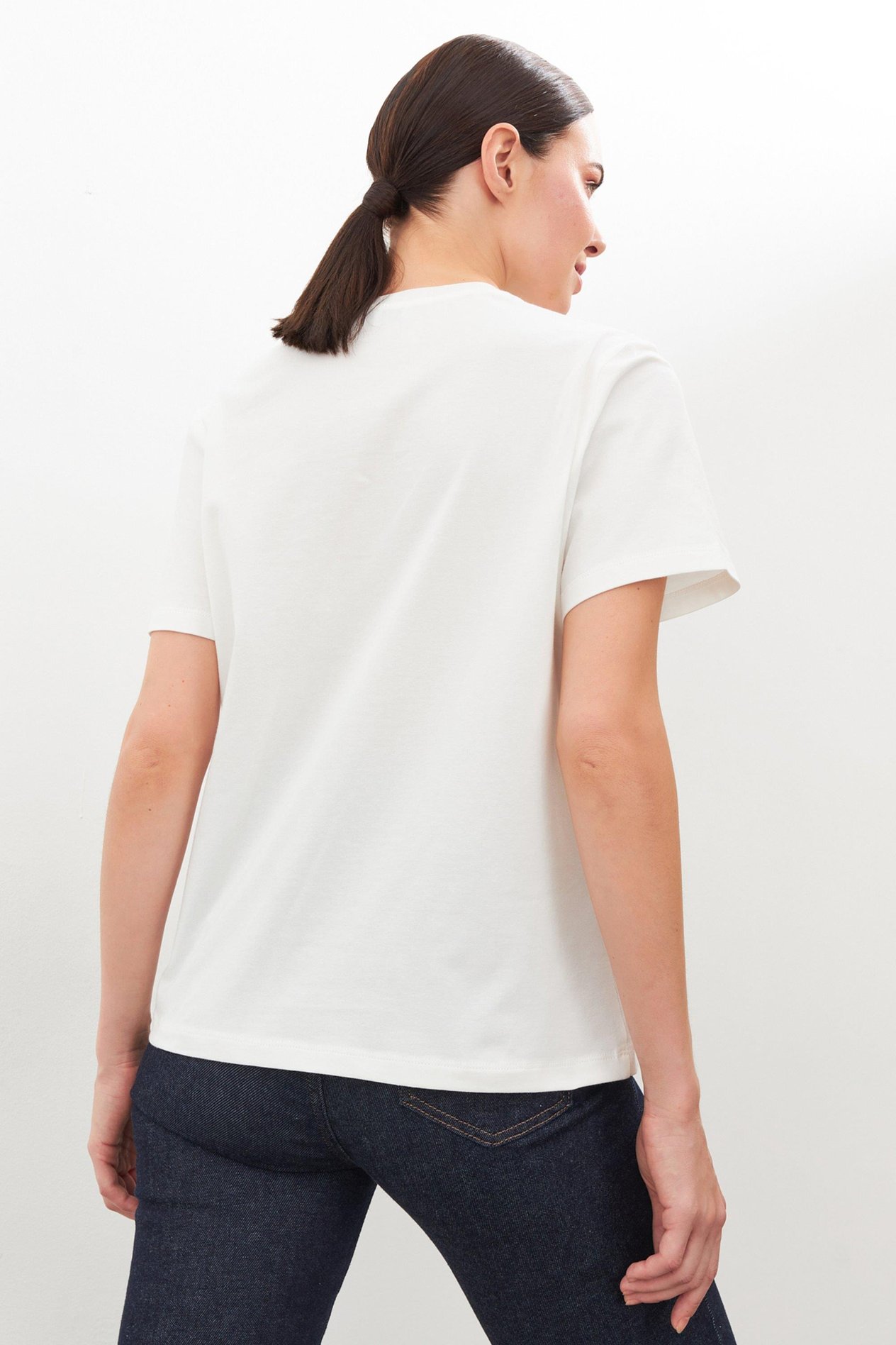 Ekru-Kırmızı Gül Ve Baskı Detaylı T-Shirt Kadın T-Shirt modelleri