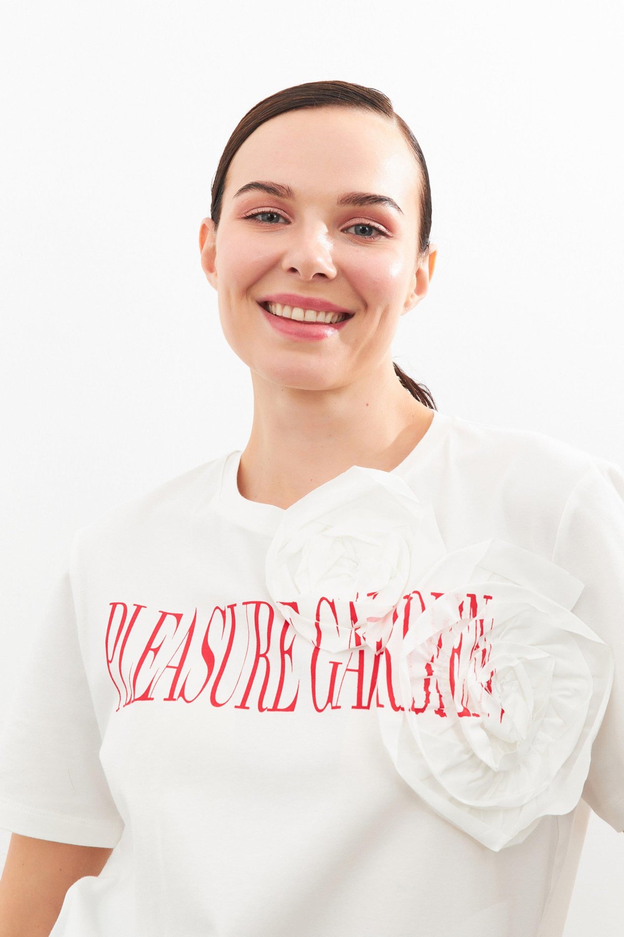 Ekru-Kırmızı Gül Ve Baskı Detaylı T-Shirt Kadın T-Shirt modelleri
