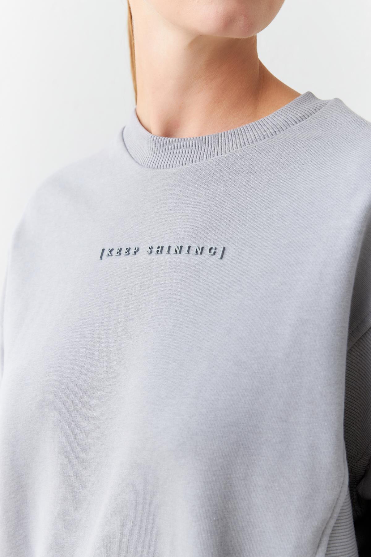 Gri Baskı Ve Bisiklet Yaka Uzun Kollu Omuz Detaylı Sweatshirt Kadın Kategorisiz modelleri