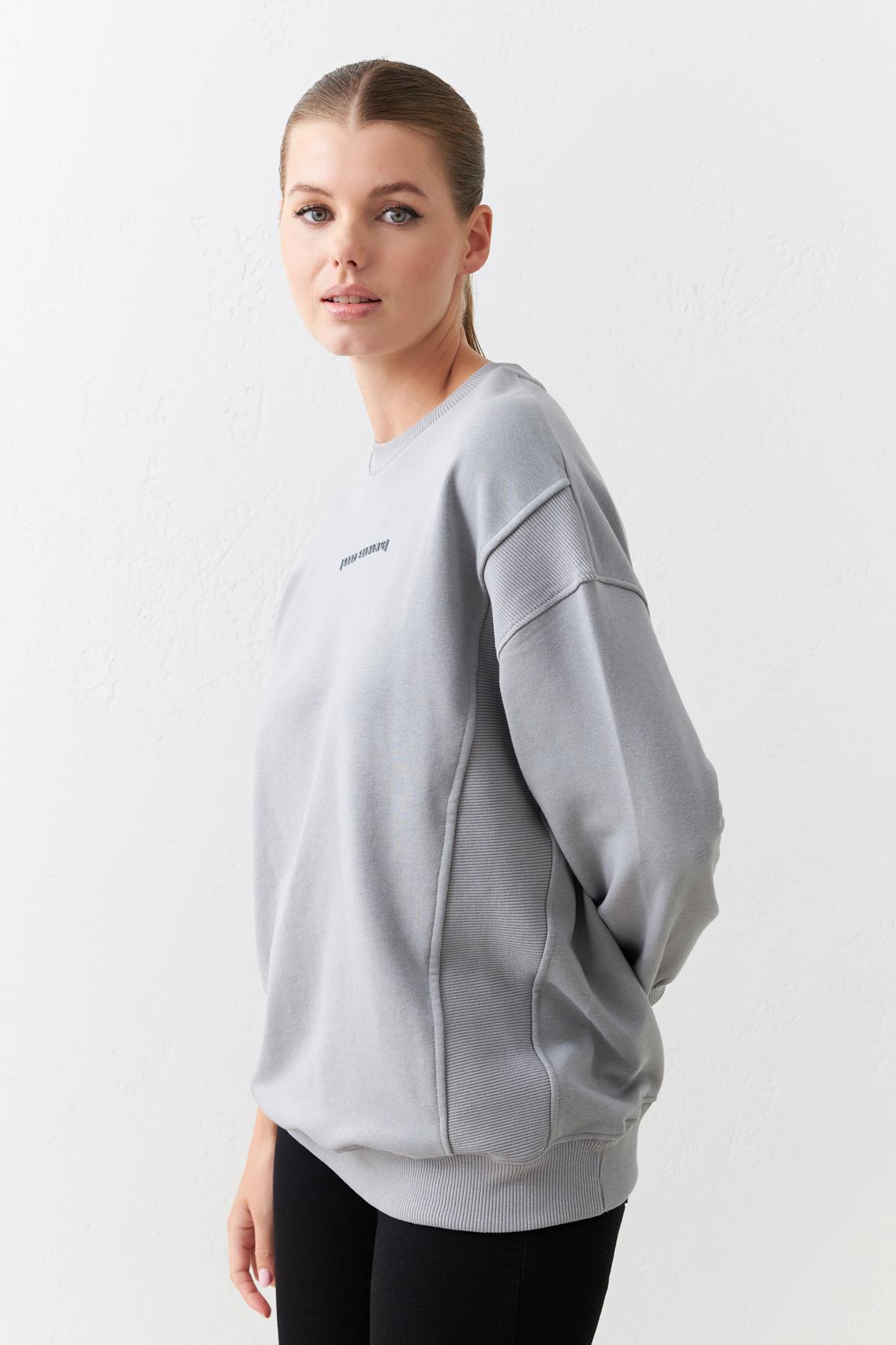Gri Baskı Ve Bisiklet Yaka Uzun Kollu Omuz Detaylı Sweatshirt Kadın Kategorisiz modelleri