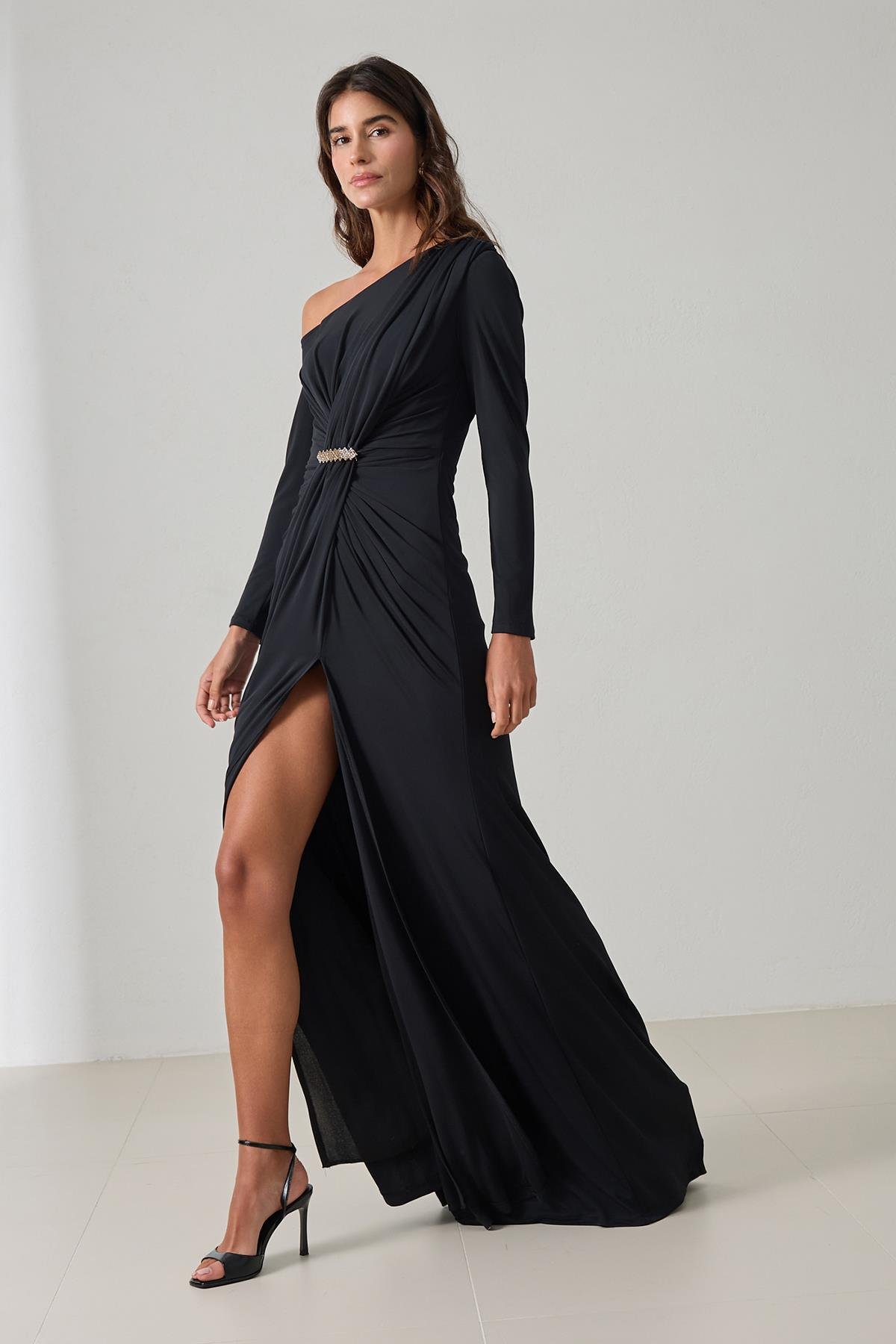 Siyah Düşük Omuz Ve Drape Detaylı Yırtmaçlı Uzun Abiye Elbise Kadın Abiye Elbise modelleri