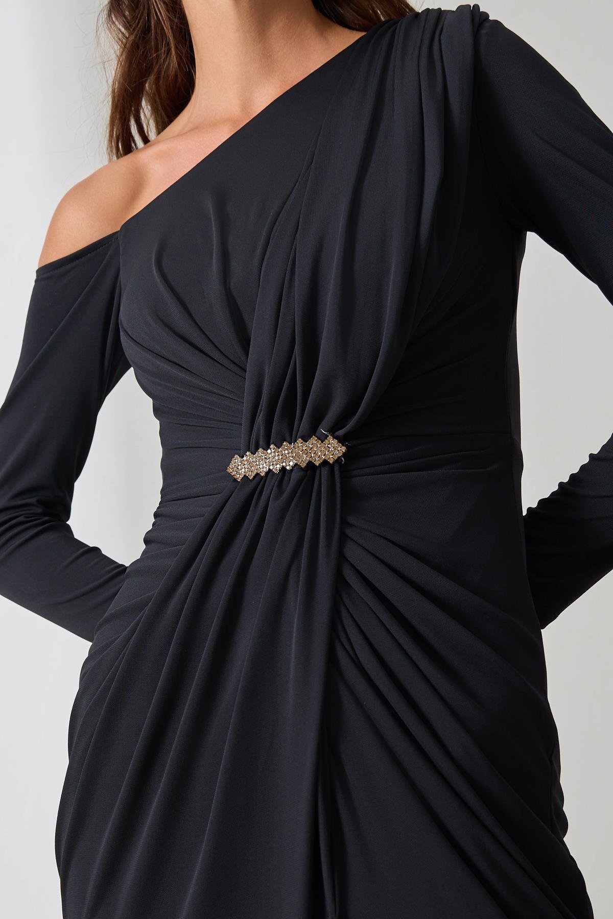 Siyah Düşük Omuz Ve Drape Detaylı Yırtmaçlı Uzun Abiye Elbise Kadın Abiye Elbise modelleri