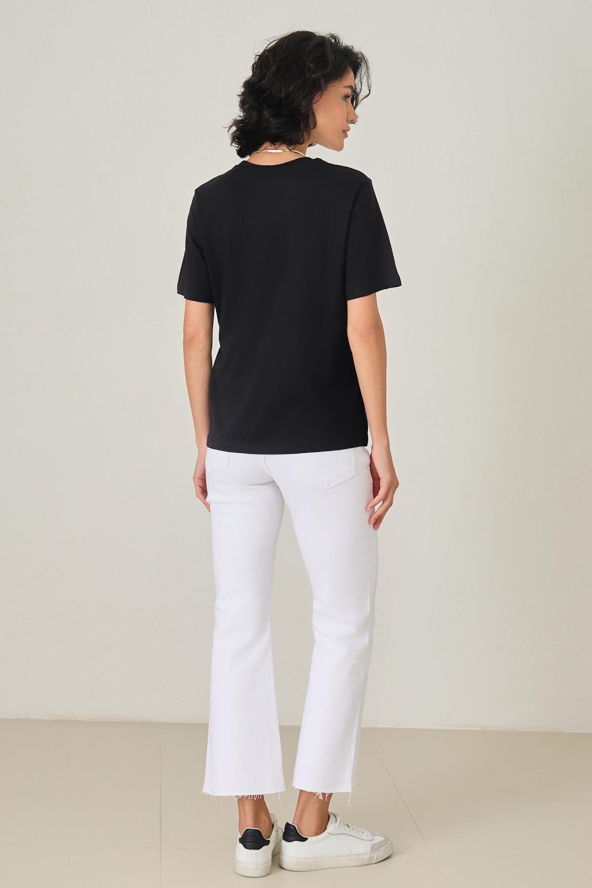 Siyah Minimal Kalp Nakış Detaylı Kısa Kollu T-Shirt Kadın Kategorisiz modelleri