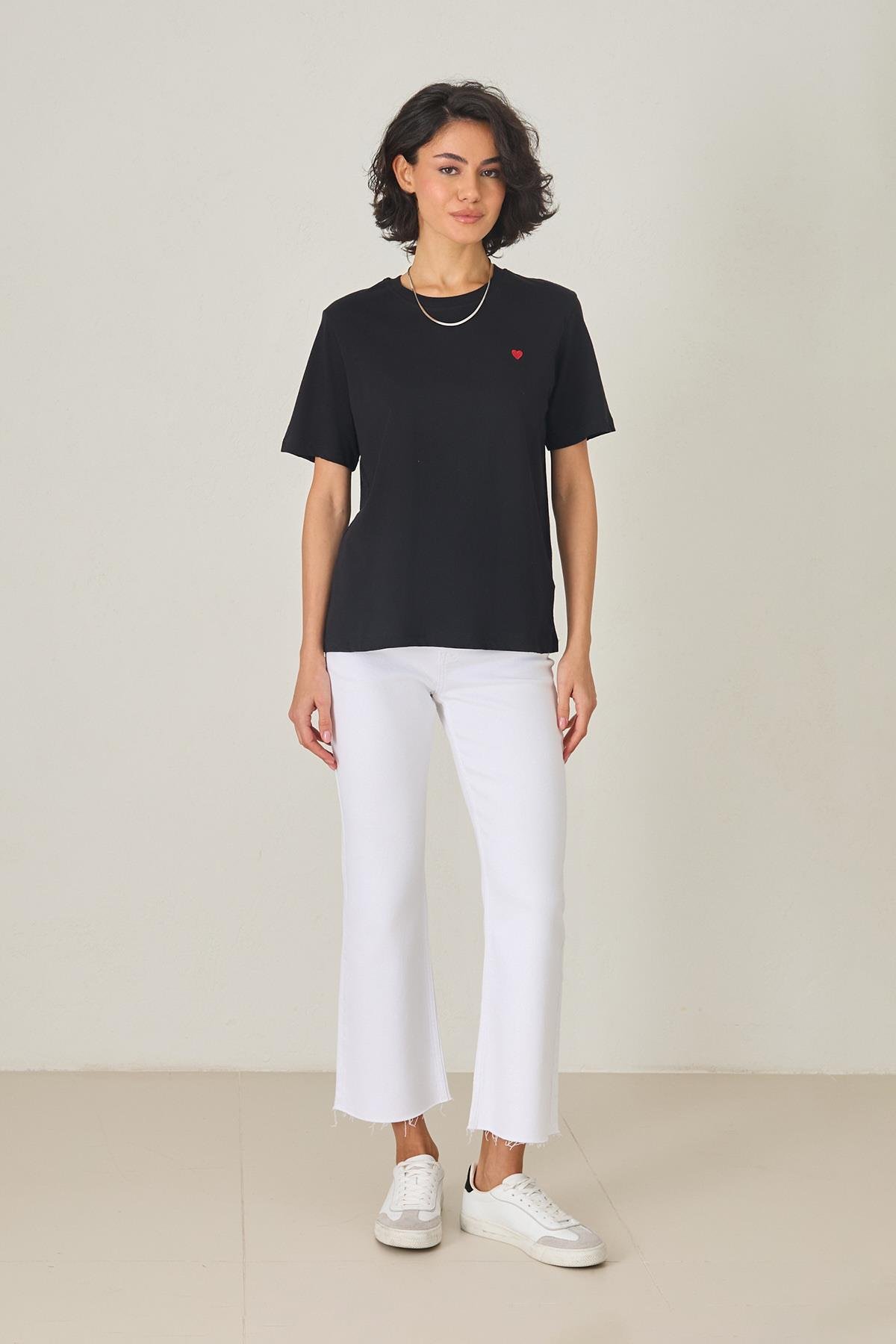 Siyah Minimal Kalp Nakış Detaylı Kısa Kollu T-Shirt Kadın Kategorisiz modelleri