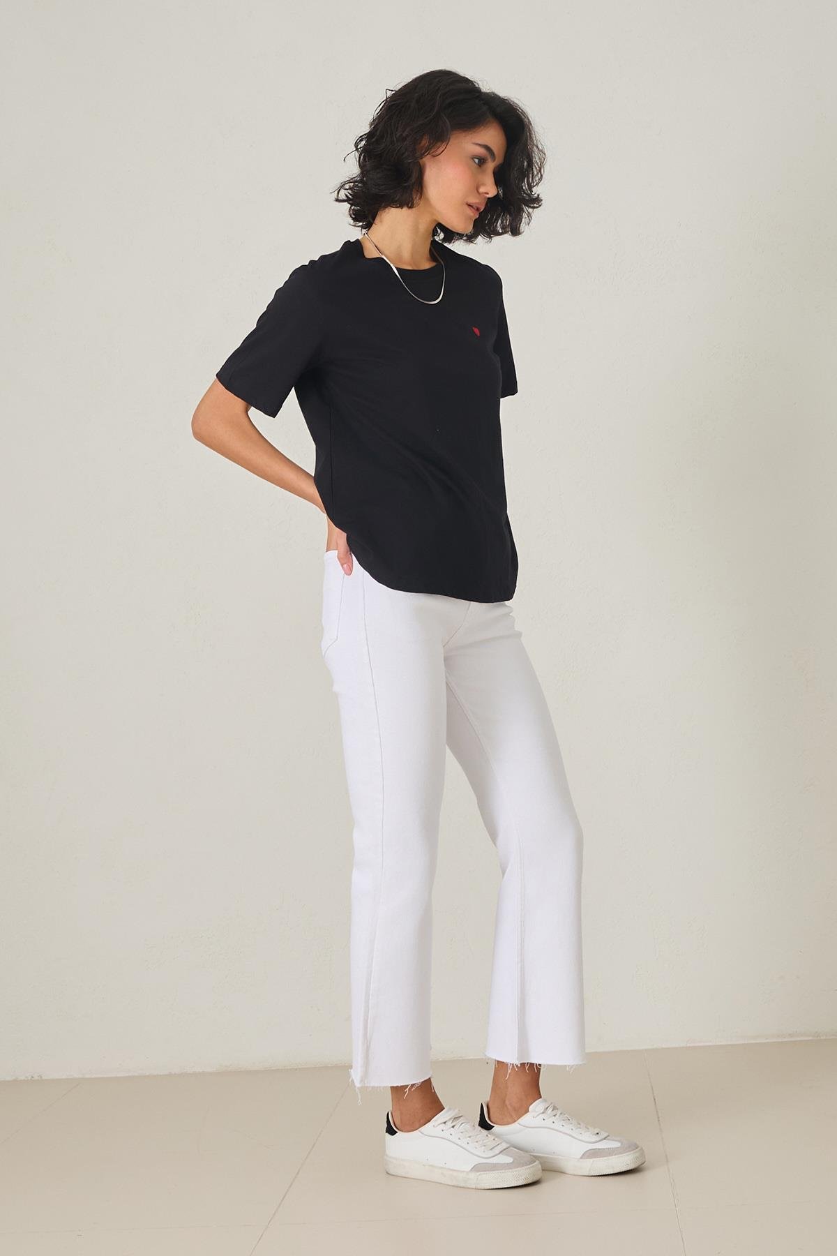 Siyah Minimal Kalp Nakış Detaylı Kısa Kollu T-Shirt Kadın Kategorisiz modelleri