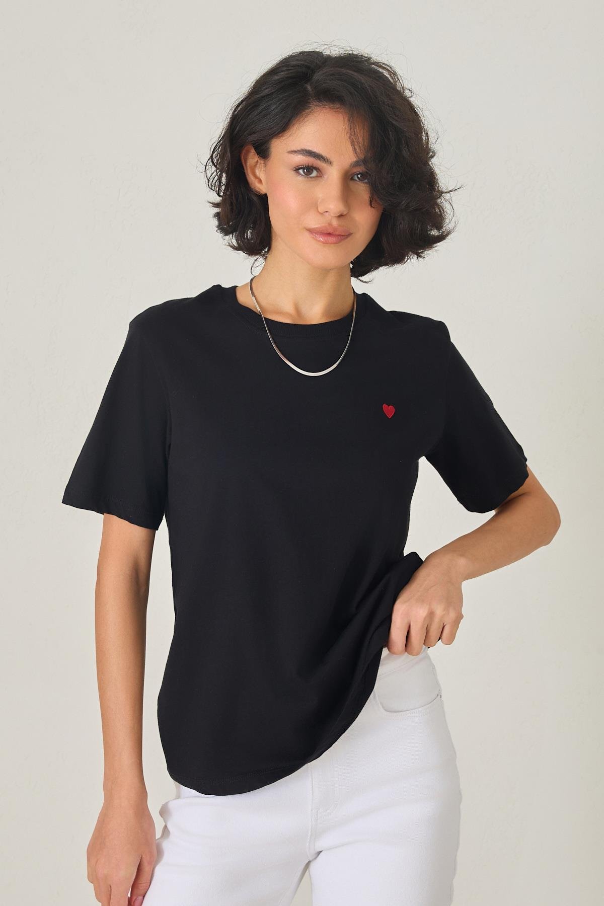 Siyah Minimal Kalp Nakış Detaylı Kısa Kollu T-Shirt Kadın Kategorisiz modelleri