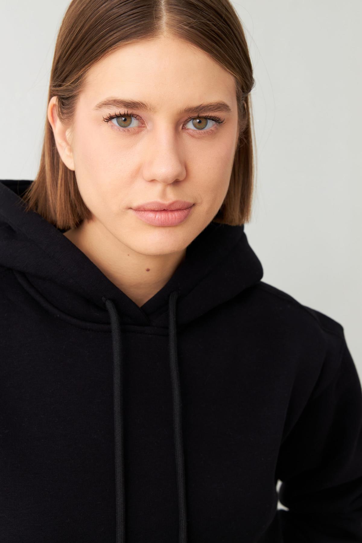 Siyah Şapka Ve Cep Detaylı Uzun Kollu Sweatshirt Kadın Kategorisiz modelleri