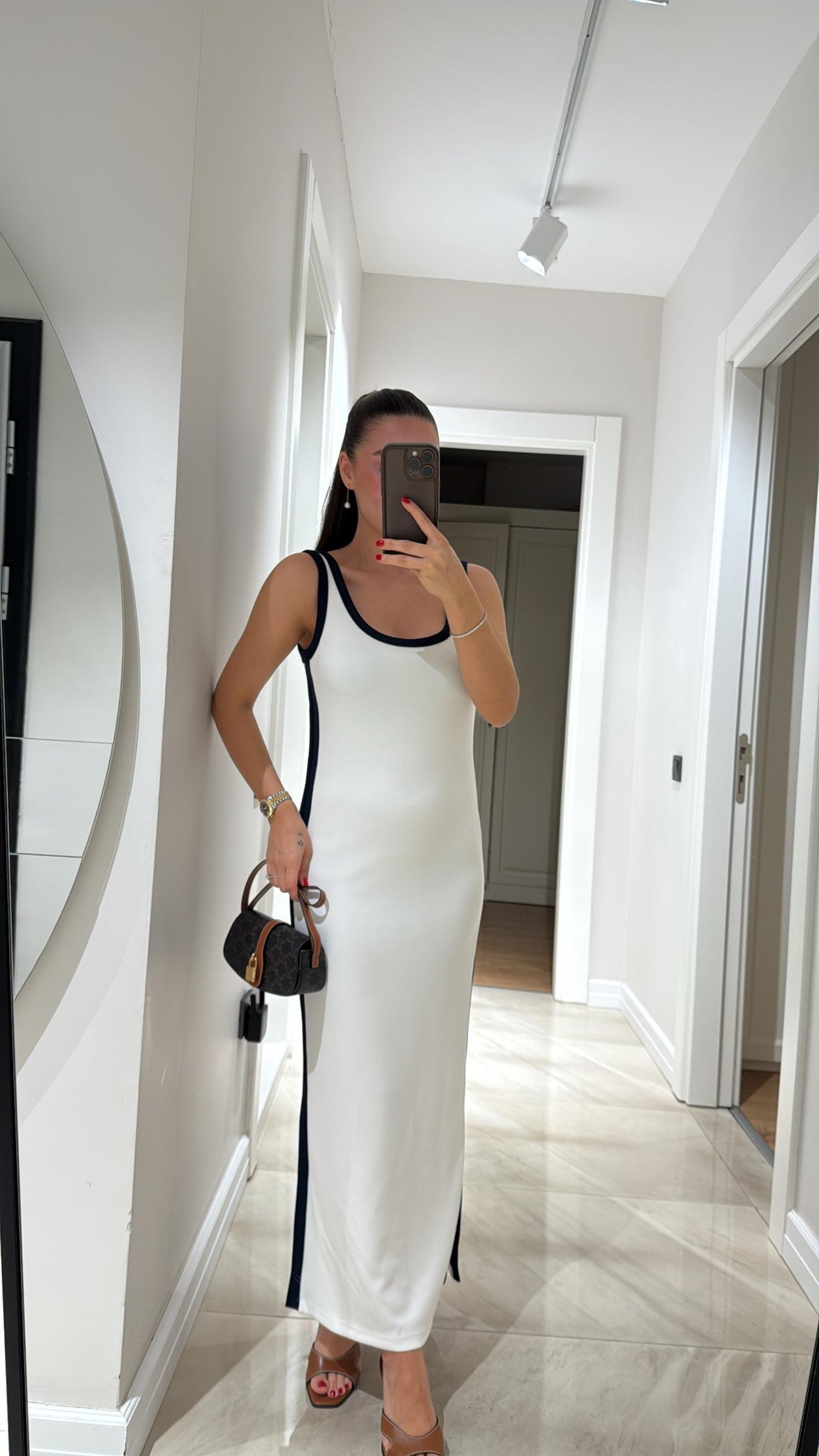 Beyaz Lacivert Biyeli Yırtmaçlı Midi Boy Elbise