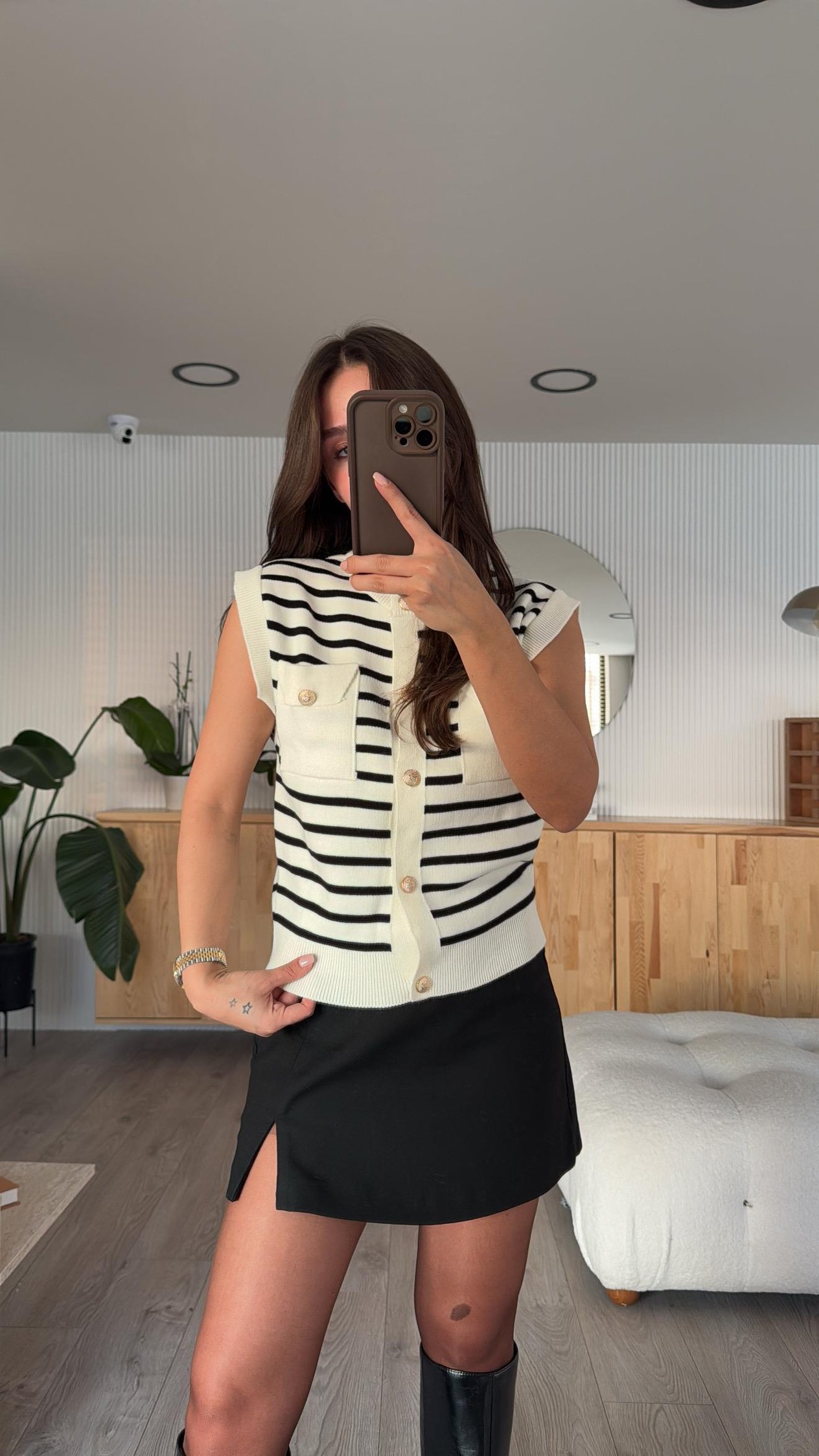 Ekru Siyah Çizgili Ön Cepli Marka Model Triko Yelek 