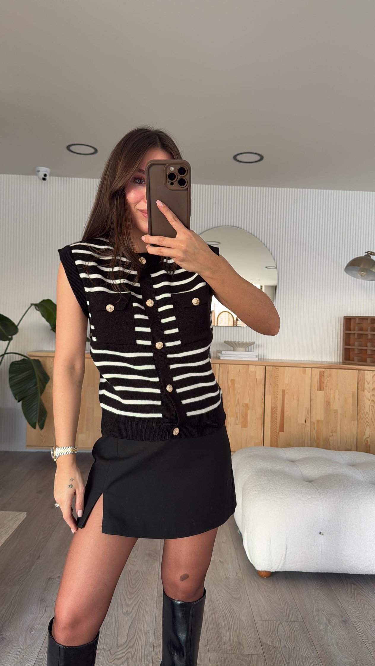 Siyah Ekru Çizgili Ön Cepli Marka Model Triko Yelek