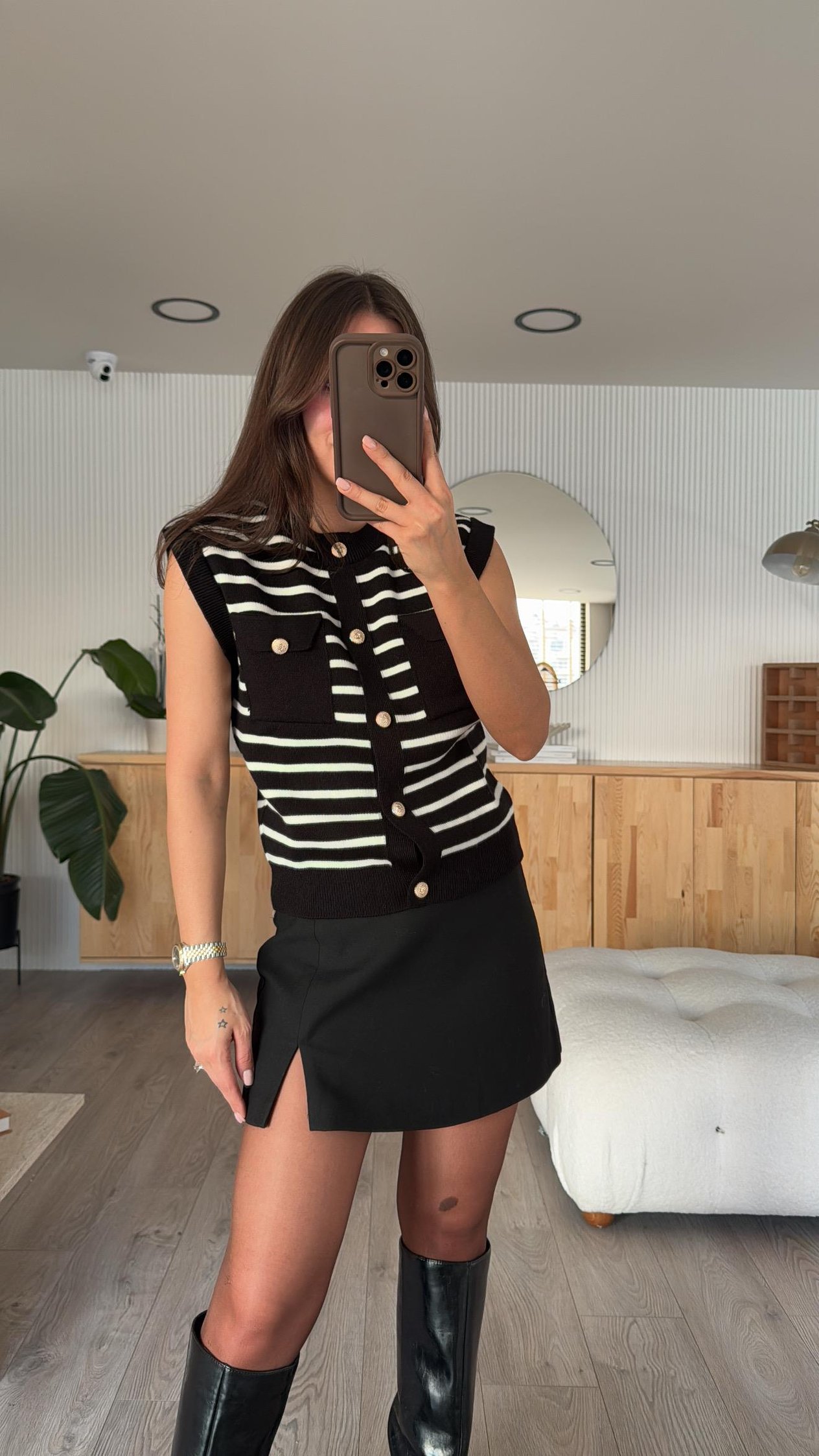 Siyah Ekru Çizgili Ön Cepli Marka Model Triko Yelek