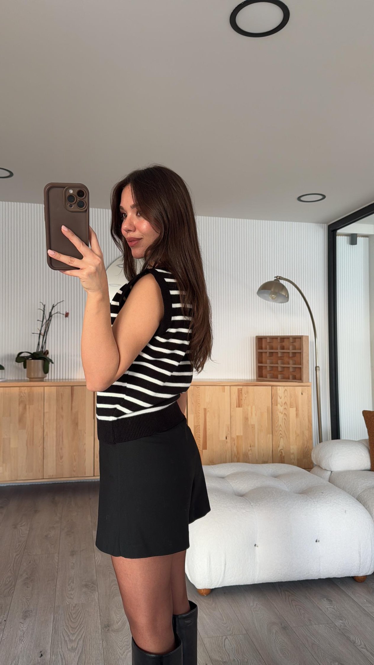 Siyah Ekru Çizgili Ön Cepli Marka Model Triko Yelek