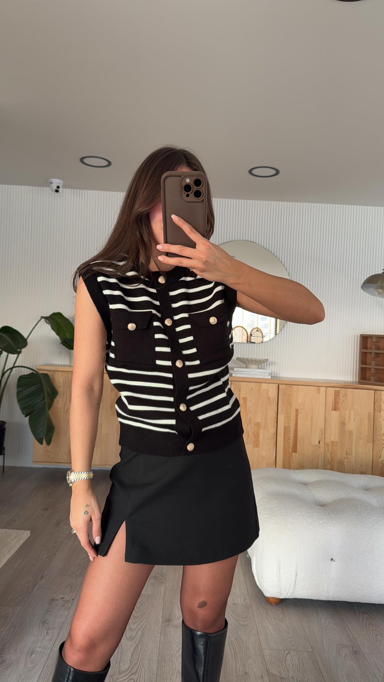 Siyah Ekru Çizgili Ön Cepli Marka Model Triko Yelek