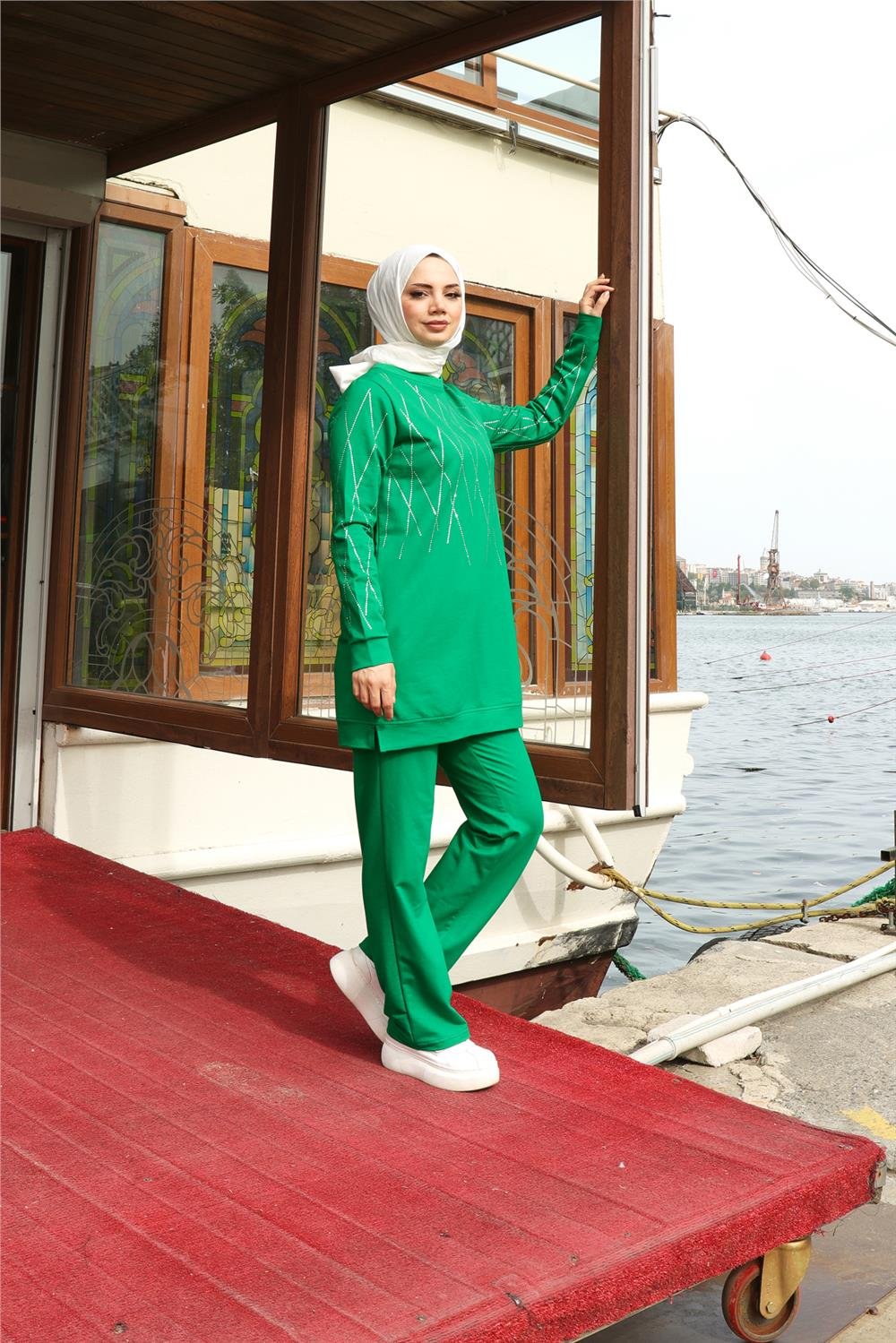 Çarpraz Taş Desenli O Yaka İkili Tesettür Eşofman Takımı - 71185.111 - Benetton Yeşil
