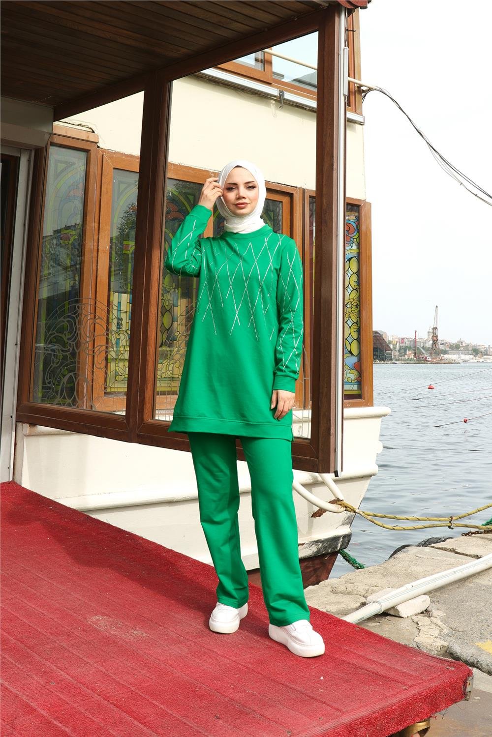 Çarpraz Taş Desenli O Yaka İkili Tesettür Eşofman Takımı - 71185.111 - Benetton Yeşil