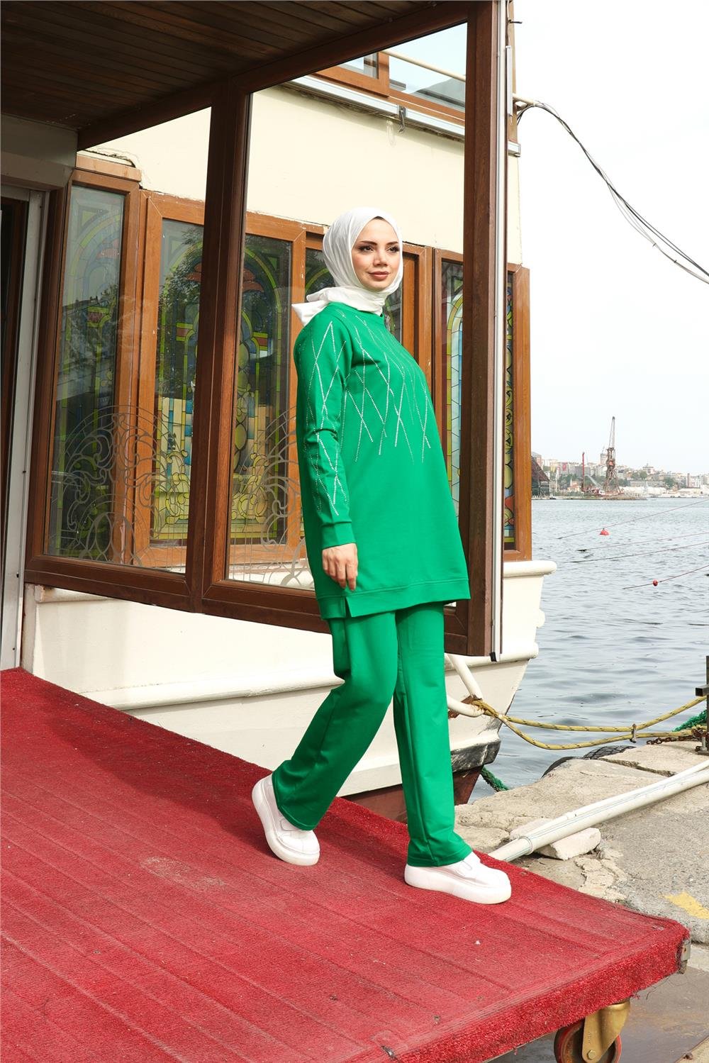 Çarpraz Taş Desenli O Yaka İkili Tesettür Eşofman Takımı - 71185.111 - Benetton Yeşil