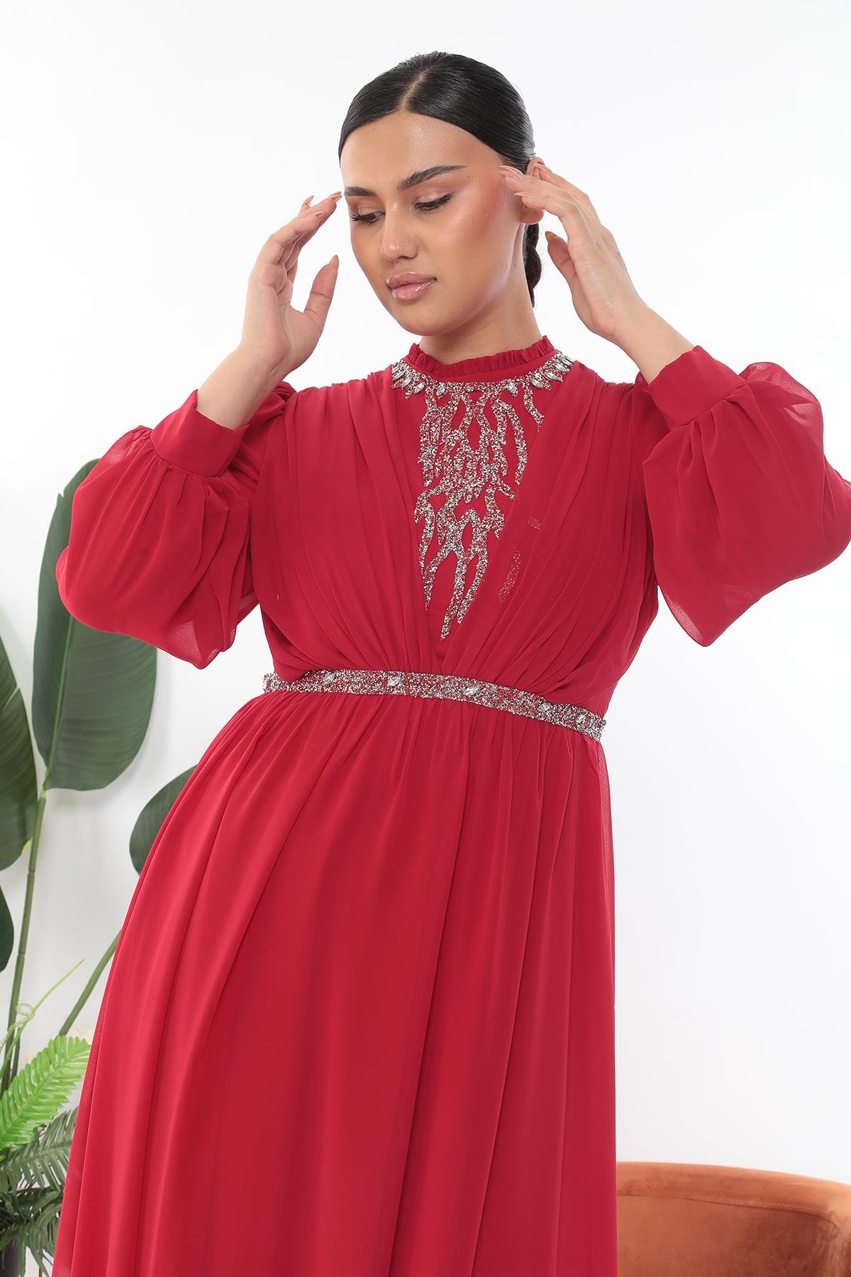 Yuvarlak Yaka Beli ve Önü Taş İşlemeli Kırmızı Uzun Elbise