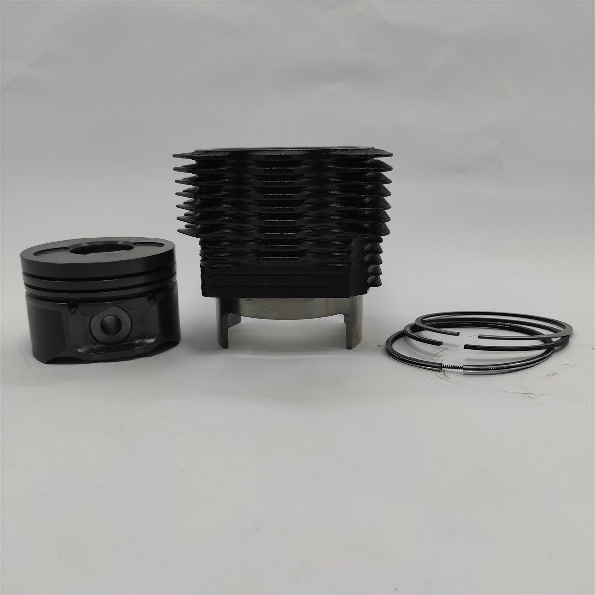 TROUSSE DE RÉPARATION (PISTON + JEU DE SEGMENTS + DOUBLURE DE CYLINDRE): HATZ / 1D50 / RÉFÉRENCE NOMBRE: 013 368 10-K