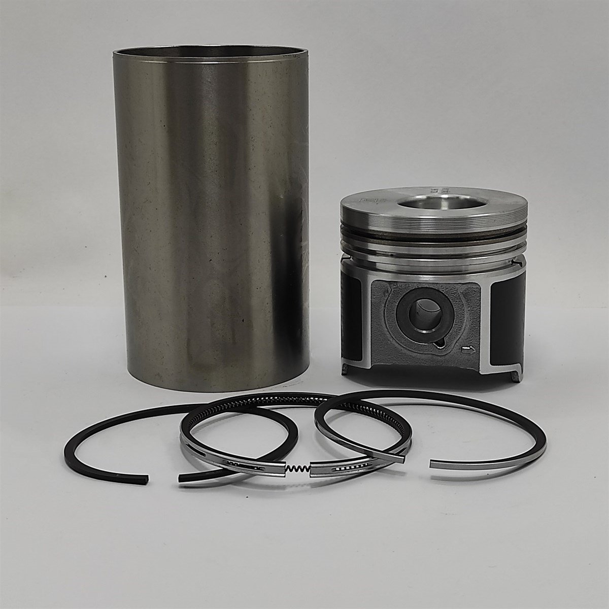 TROUSSE DE RÉPARATION (PISTON + JEU DE SEGMENTS + DOUBLURE DE CYLINDRE - DEMI FINITION - DIAMÈTRE: 83.00 mm): KUBOTA / D1503-DI / V2003-DI