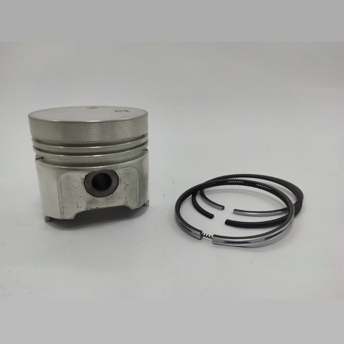 PISTON + JEU DE SEGMENTS (0.50 - DIAMÈTRE: 85.50 mm): KUBOTA / D1402 / V1902 / RÉFÉRENCE NOMBRE: 19274-21910-S