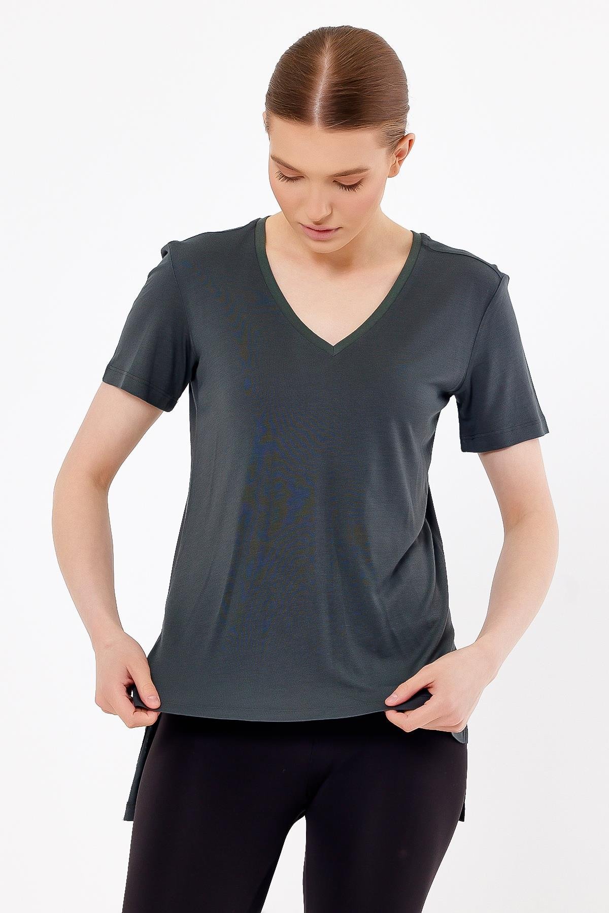 Basic Koyu Gri V Yaka Kadın T-shirt