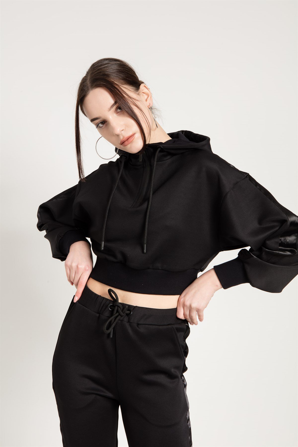 Crop Fit Siyah Kapüşonlu Sweatshirt