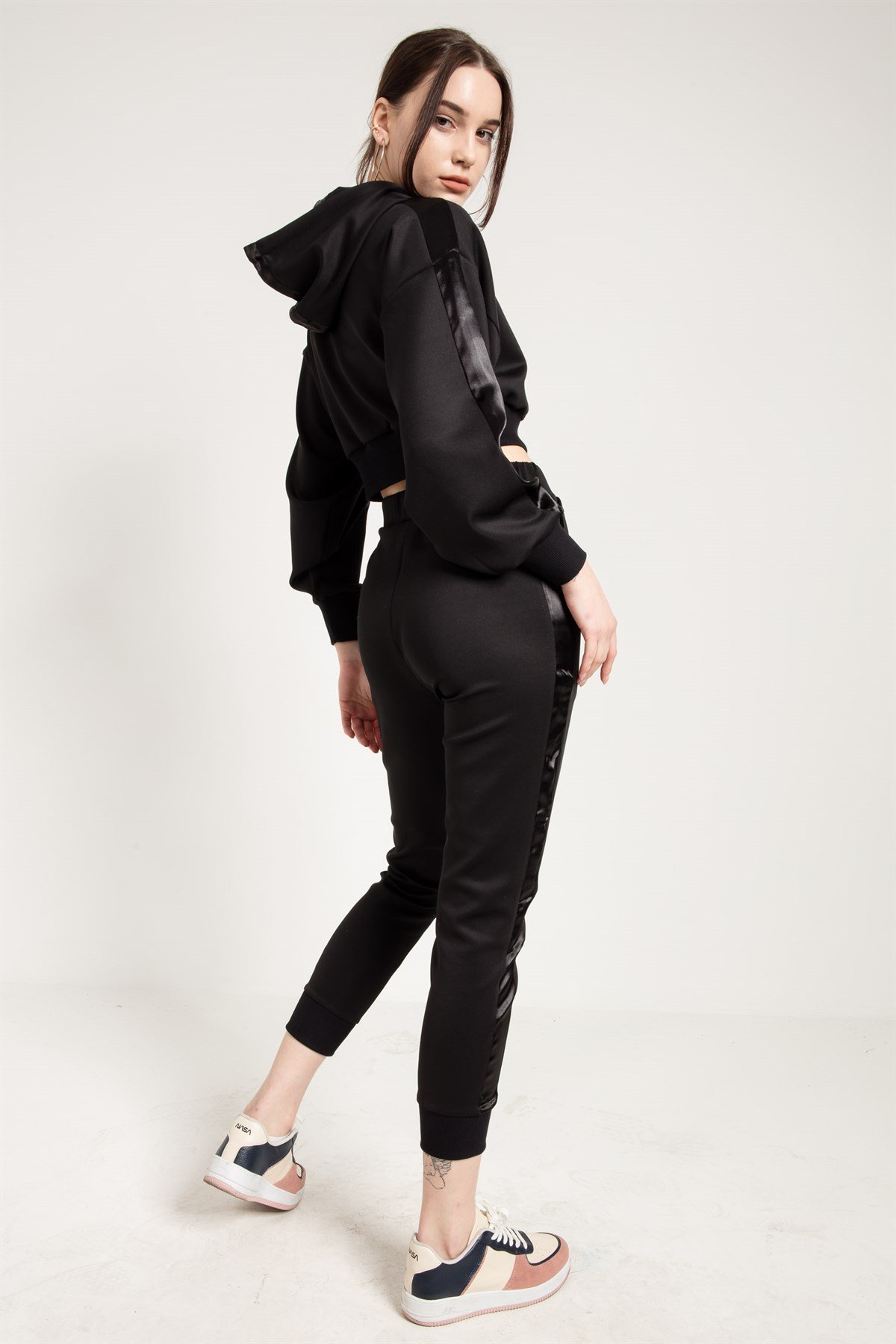 Crop Fit Sweatshirt in Black with Hood