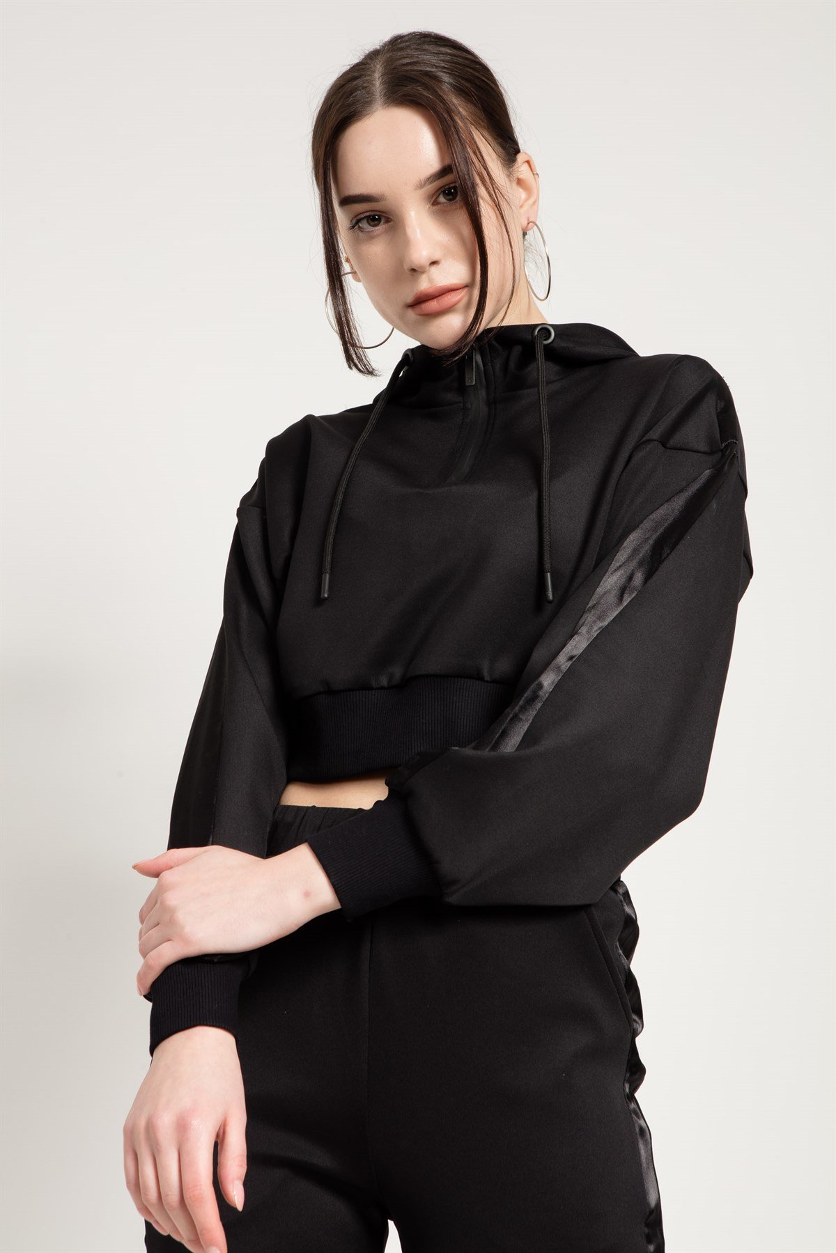 Crop Fit Siyah Kapüşonlu Sweatshirt