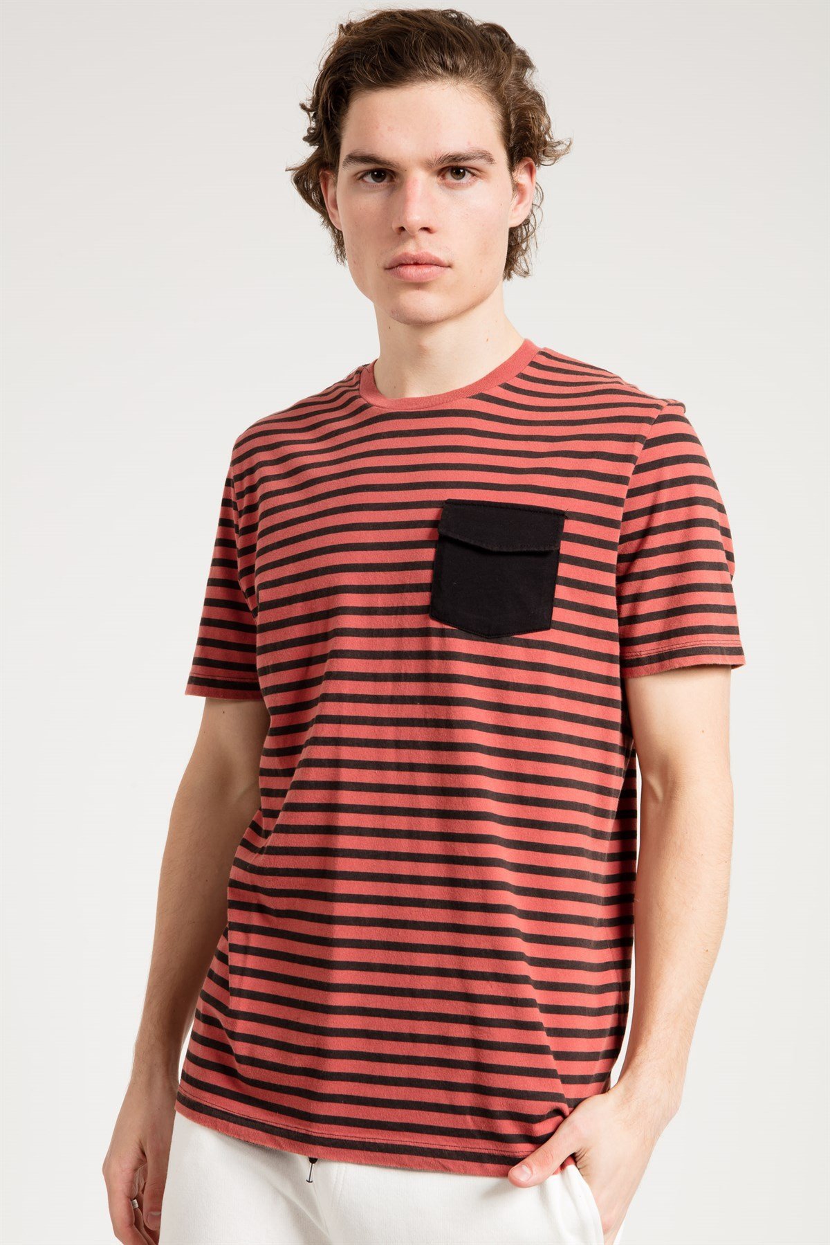 Kırmızı Siyah Çizgili Önü Cepli Kısa Kollu T-shirt
