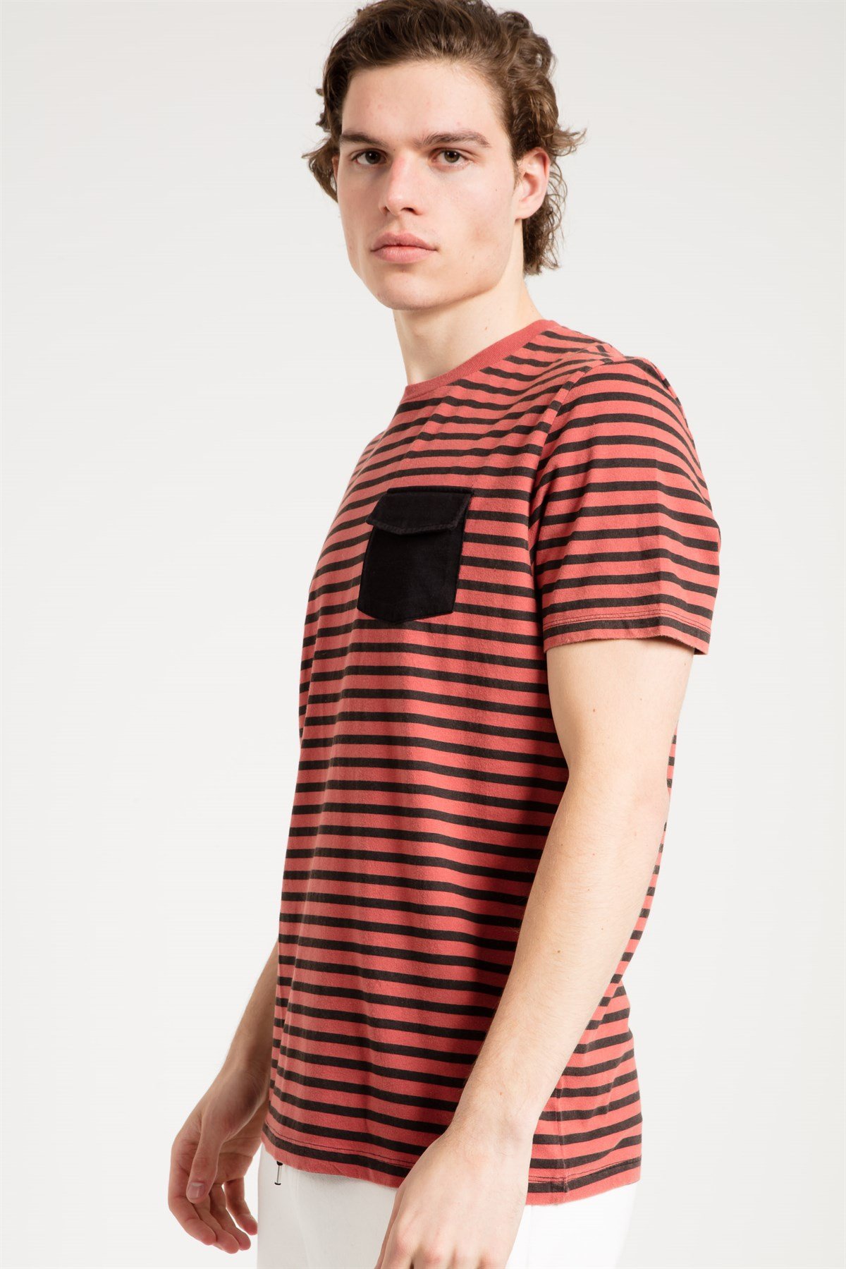 Kırmızı Siyah Çizgili Önü Cepli Kısa Kollu T-shirt