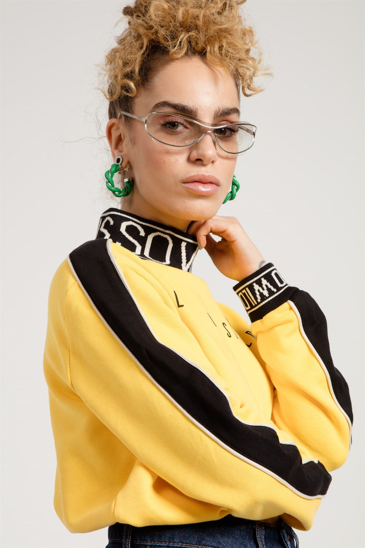 Yakası ve Manşeti Baskılı Sarı Kadın Sweatshirt
