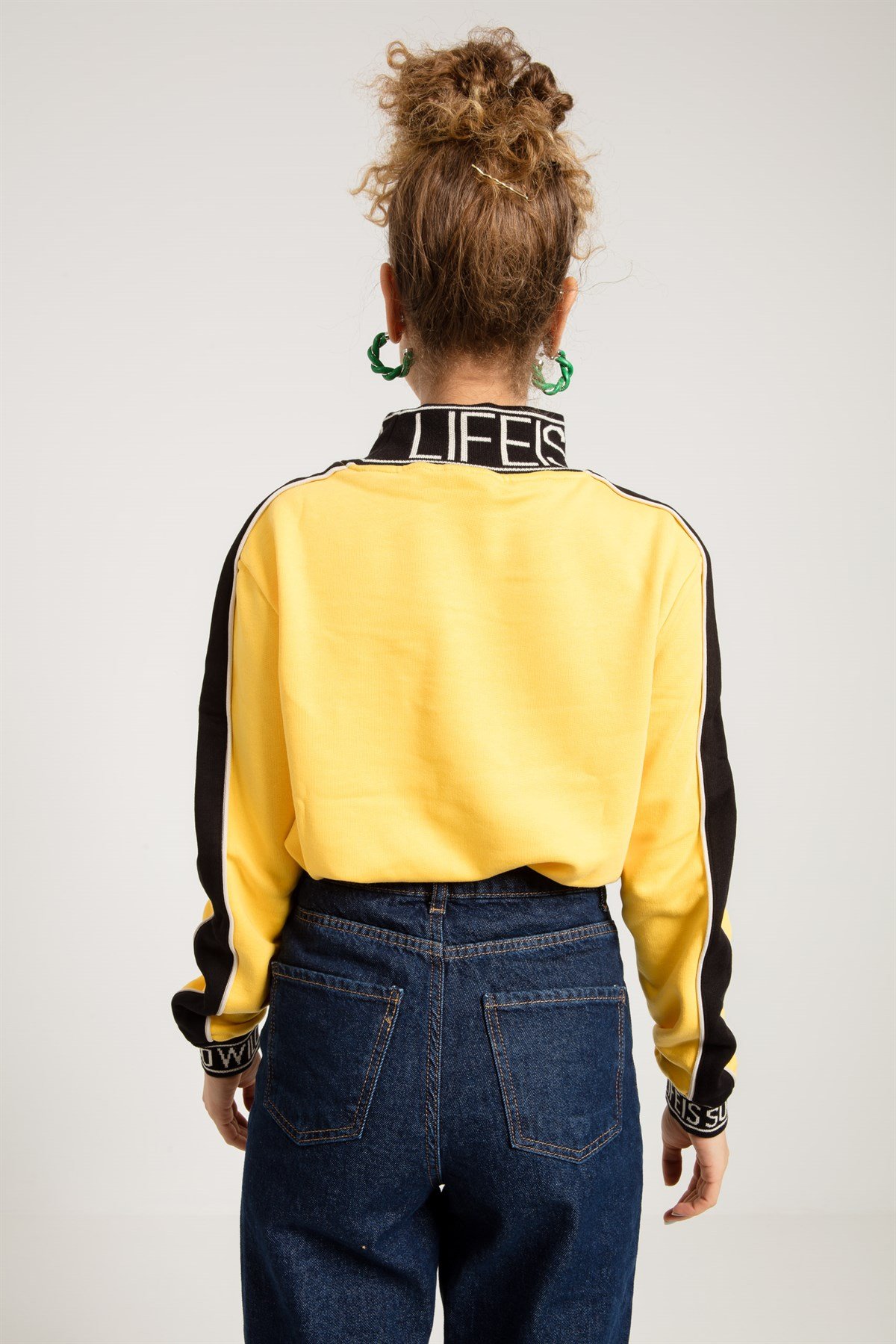 Yakası ve Manşeti Baskılı Sarı Kadın Sweatshirt