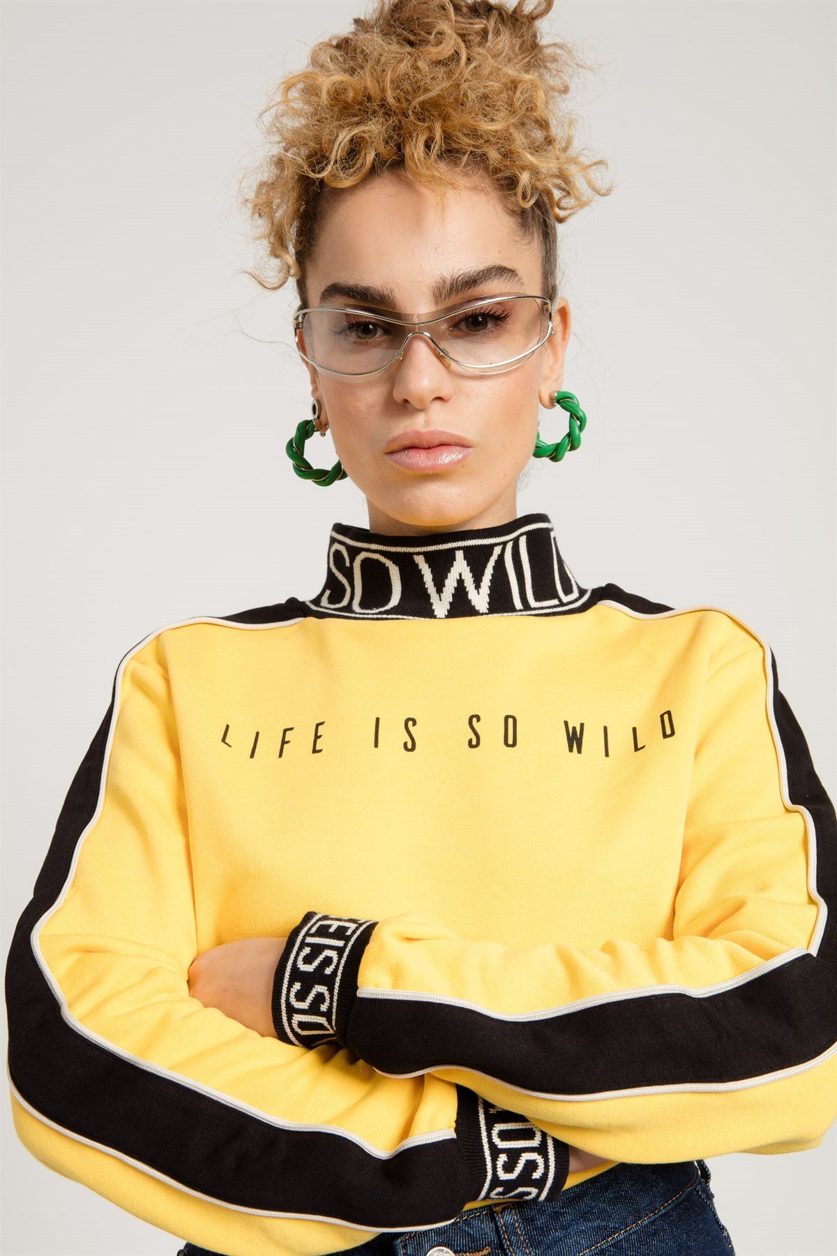 Yakası ve Manşeti Baskılı Sarı Kadın Sweatshirt