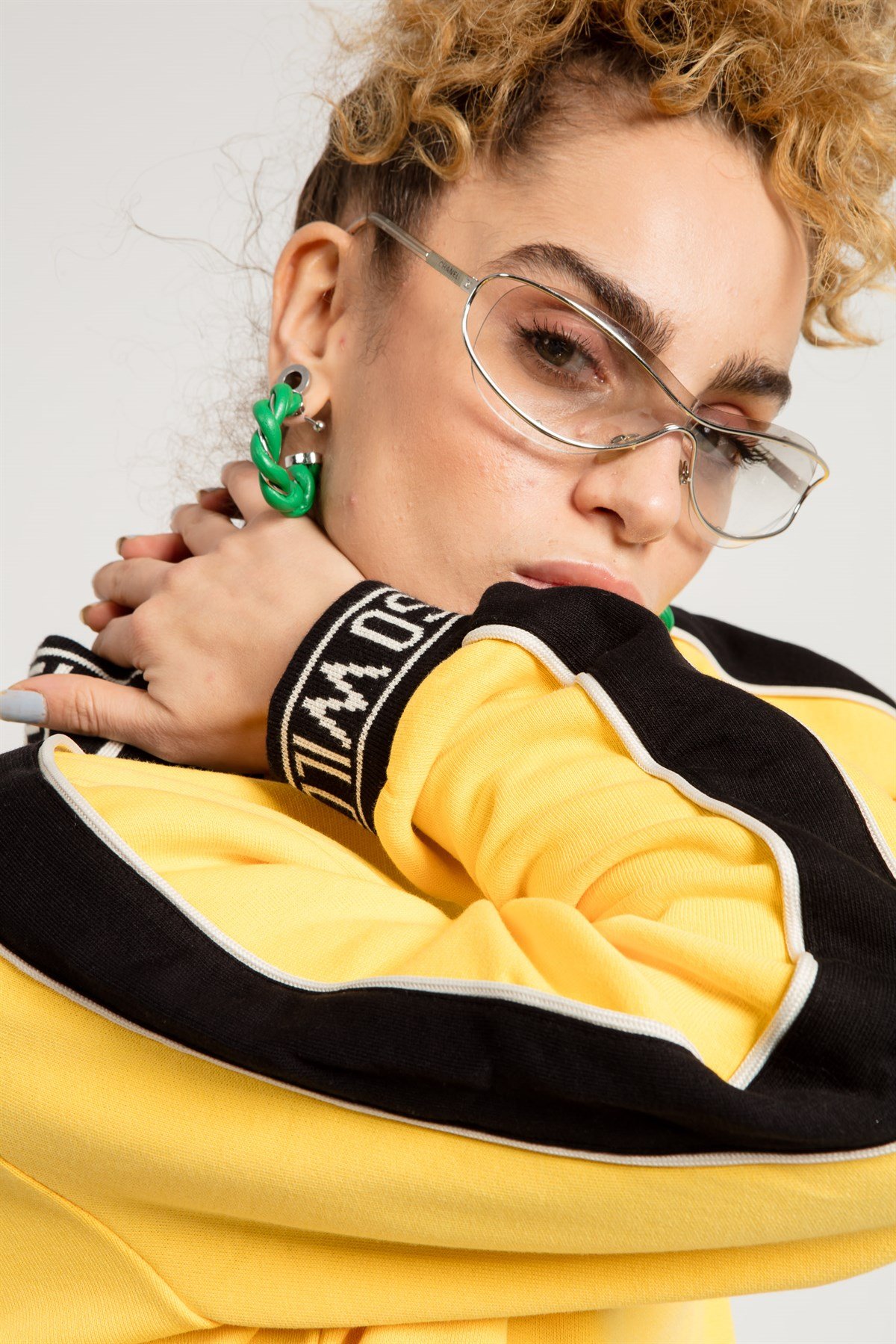 Yakası ve Manşeti Baskılı Sarı Kadın Sweatshirt