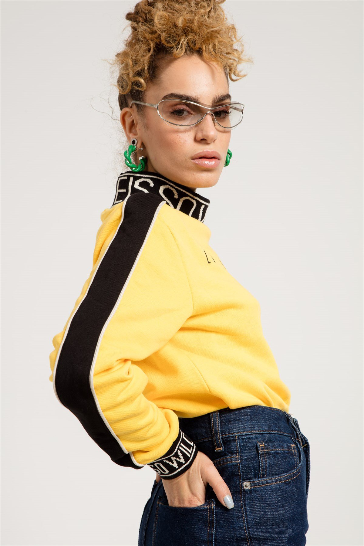 Yakası ve Manşeti Baskılı Sarı Kadın Sweatshirt