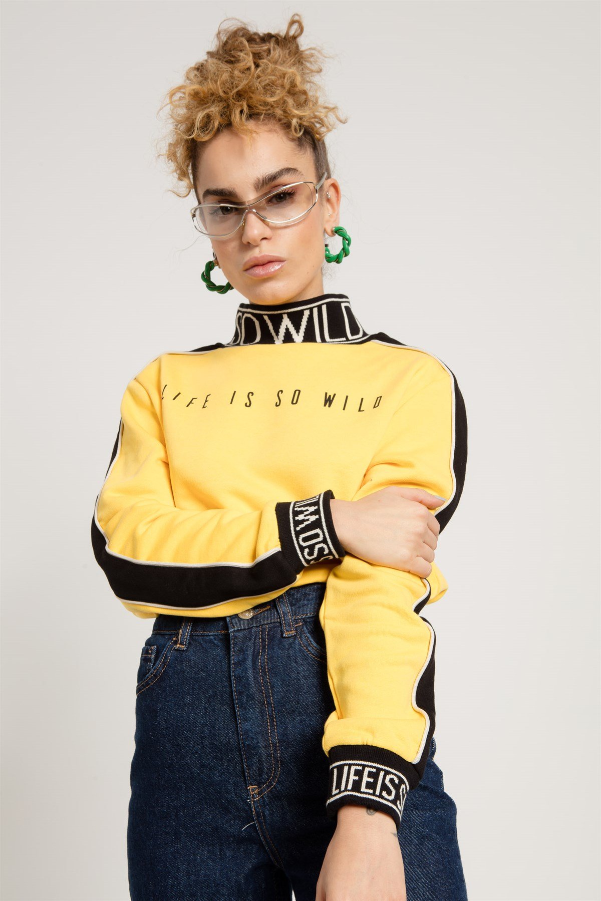 Yakası ve Manşeti Baskılı Sarı Kadın Sweatshirt