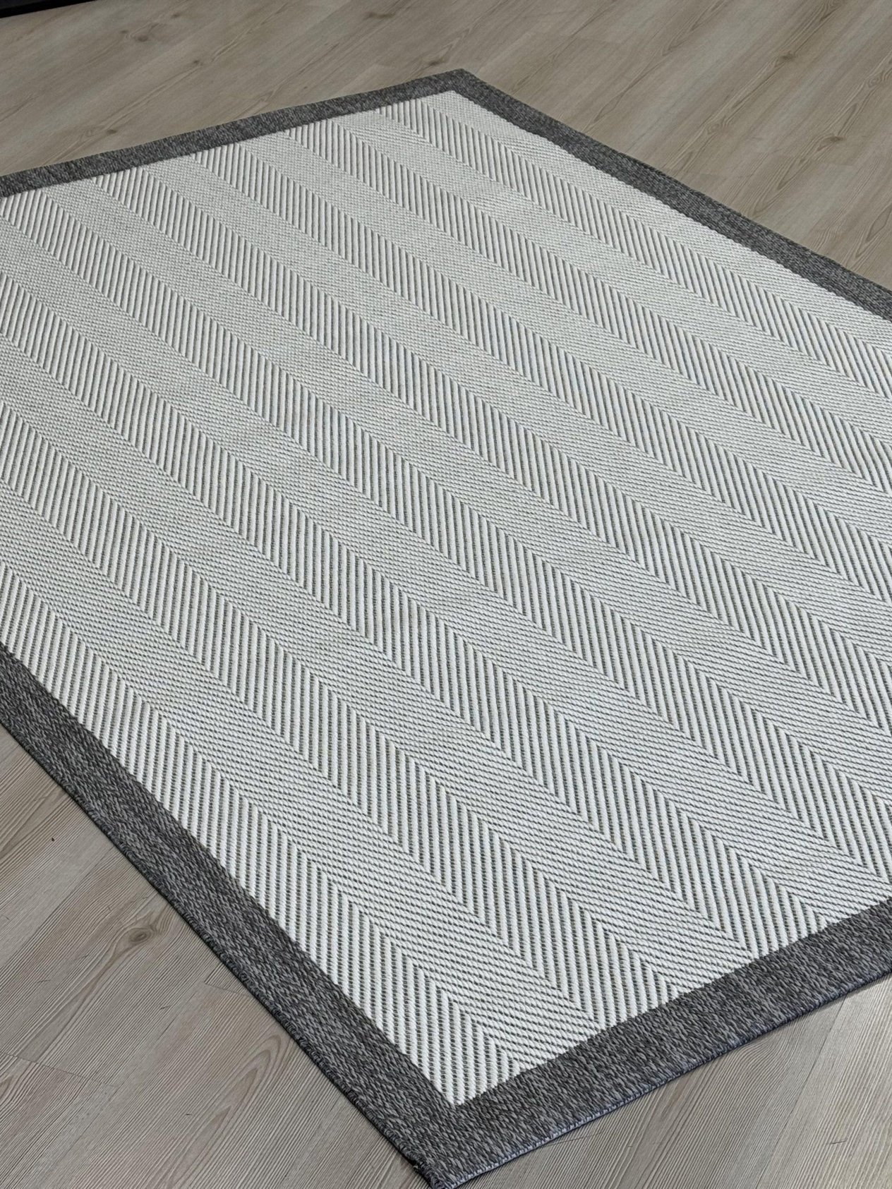 Türkmen Halı SİESTA 1504 Beyaz Polyester Ve Pamuk İplikten Üretilmiş Modern Makine Halısı