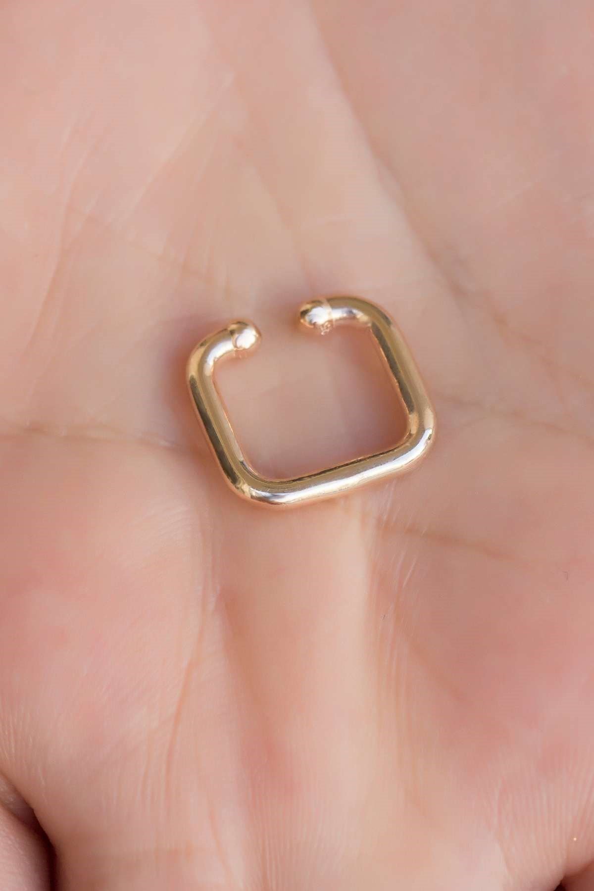 Gümüş Kare Kıkırdak Küpe Lieza Jewelry kpg210100