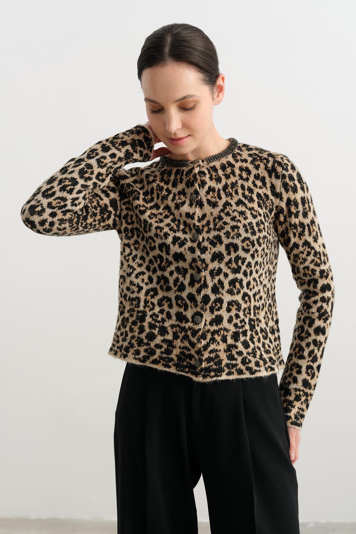 60919 BISIKLET YAKA TASLI DUGMELI LEOPAR TRIKO HIRKA