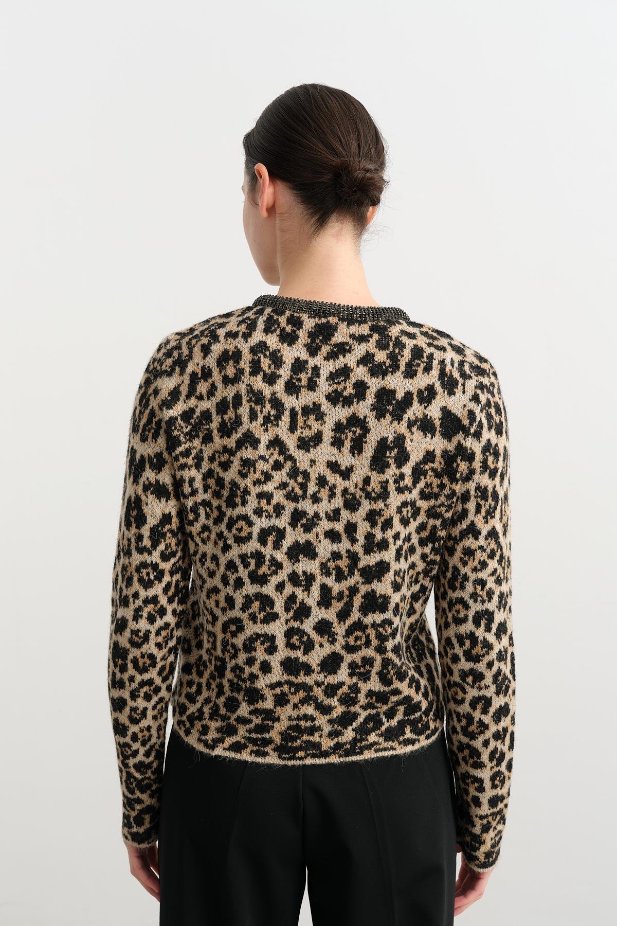 60919 BISIKLET YAKA TASLI DUGMELI LEOPAR TRIKO HIRKA