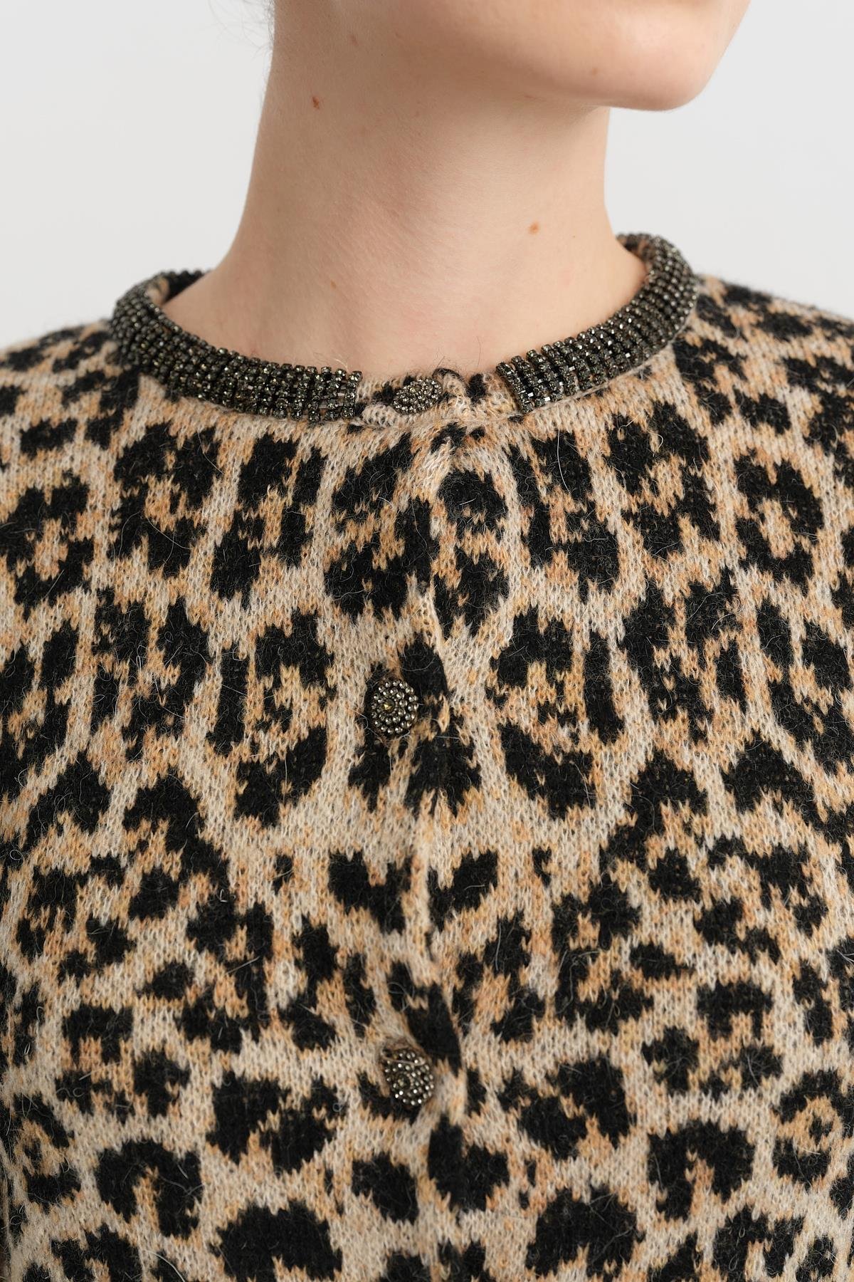 60919 BISIKLET YAKA TASLI DUGMELI LEOPAR TRIKO HIRKA
