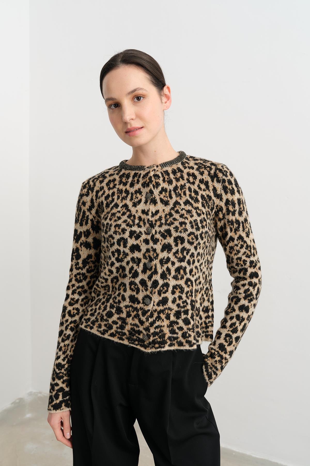 60919 BISIKLET YAKA TASLI DUGMELI LEOPAR TRIKO HIRKA
