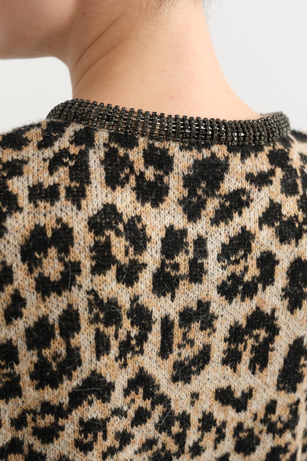 60919 BISIKLET YAKA TASLI DUGMELI LEOPAR TRIKO HIRKA