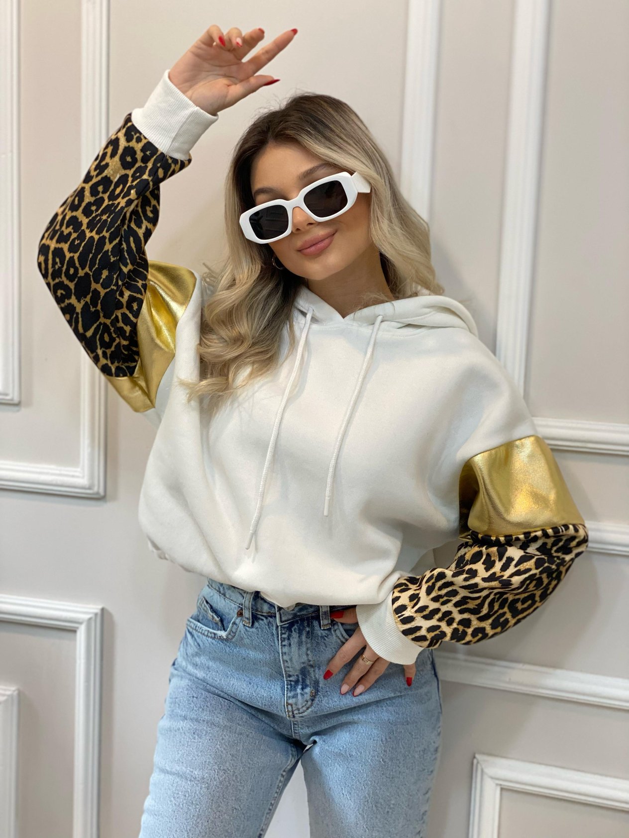 Beyaz Gold Baskılı Leo Desenli Şardonlu Sweatshirt 